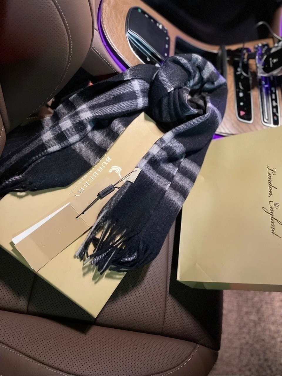Burberry Check Cashmere Muffler Black Calico, Burberry Classic Check Cashmere Muffler Navy 착용 스타일