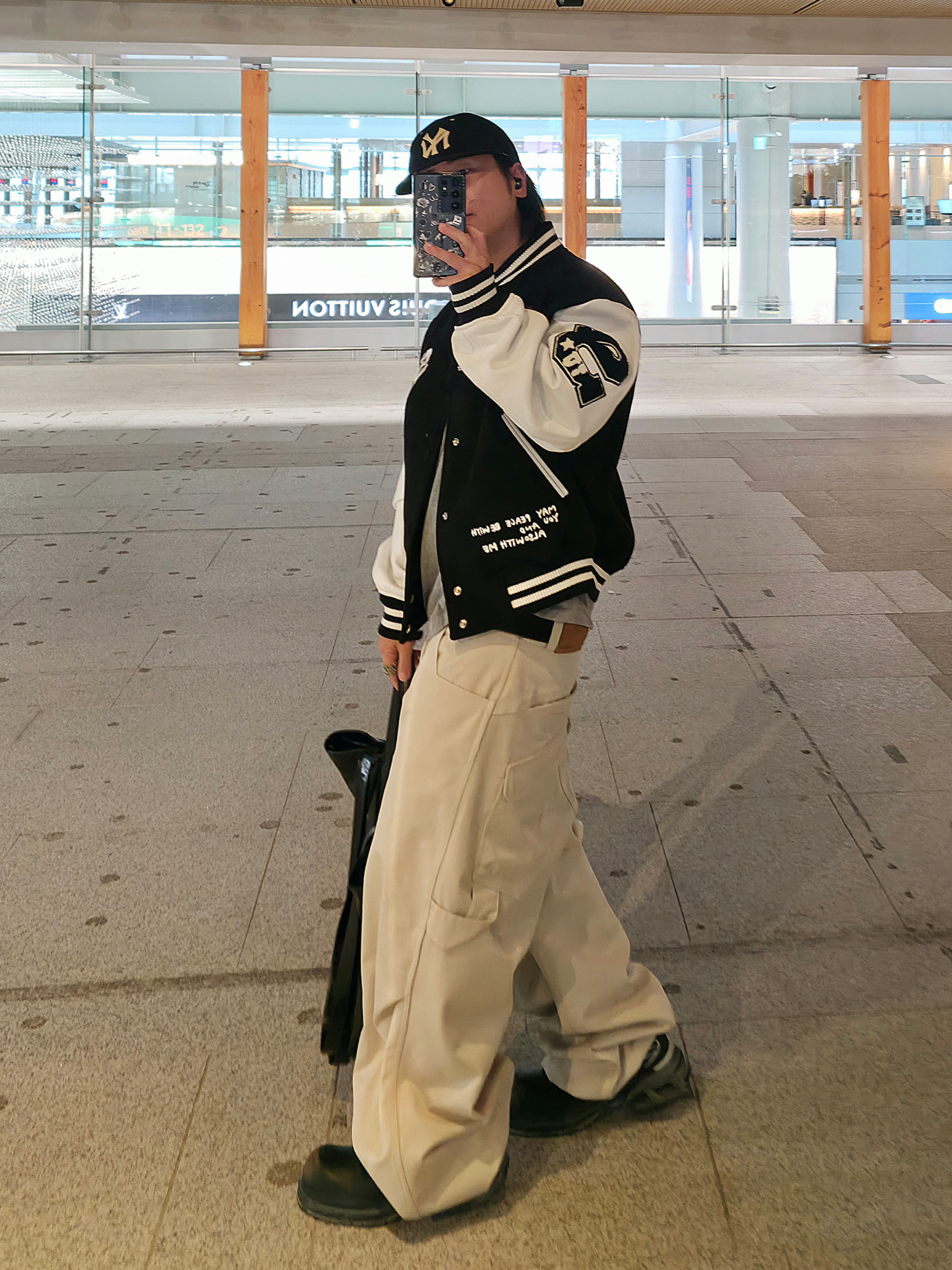 STU X HANK Varsity Jacket Black, New Era x Fear of God 59FIFTY Chicago White Sox Fitted Cap Black 착용 스타일 - 3