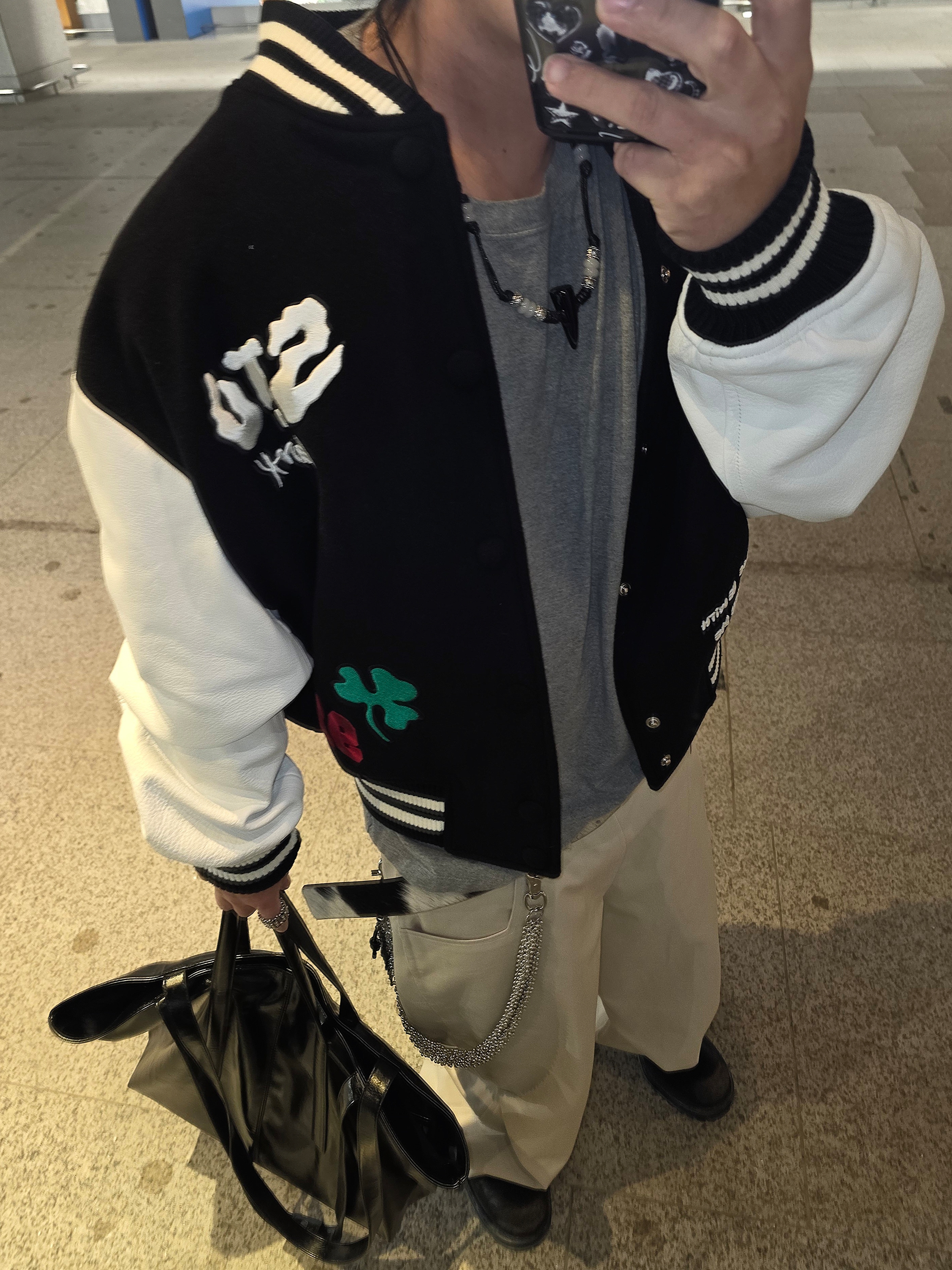 STU X HANK Varsity Jacket Black, New Era x Fear of God 59FIFTY Chicago White Sox Fitted Cap Black 착용 스타일 - 6