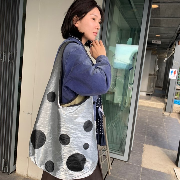ACOC Dot Bubble Bag Glossy Silver 착용 스타일 - 1