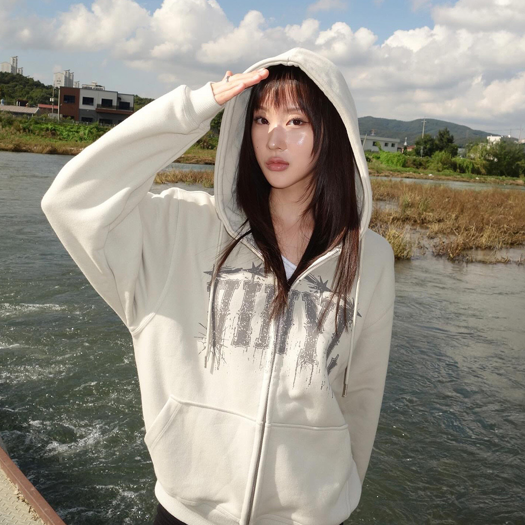Thevinylhouse Graphic Hoodie Zip Up Beige 착용 스타일