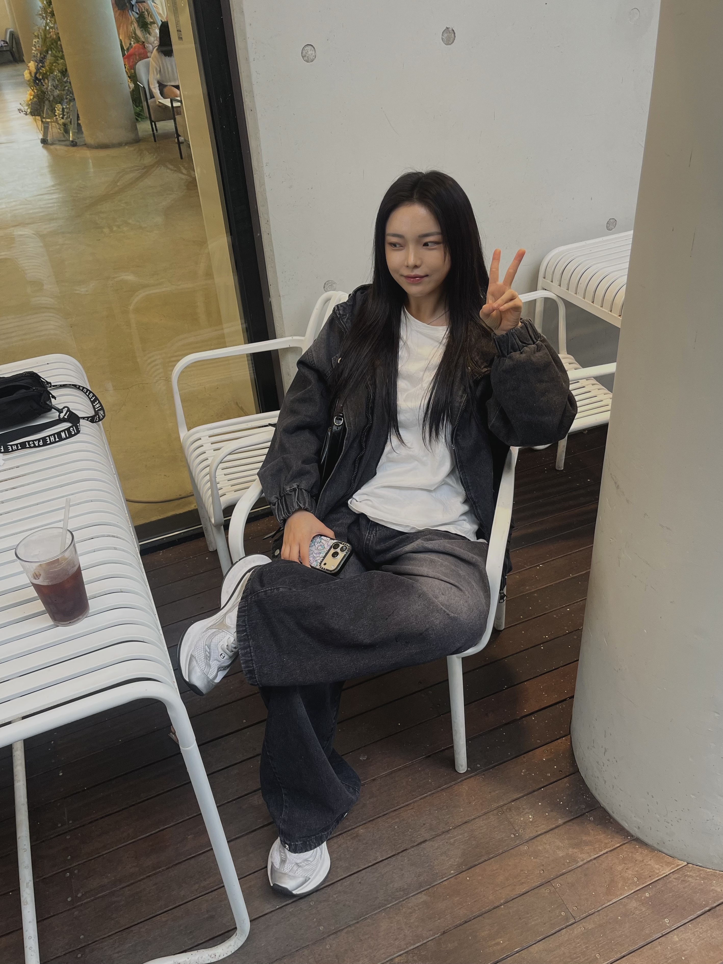 Matin Kim Half Shirring Ribbon Round Bag Black, Balenciaga Circuit Sneaker White Silver 착용 스타일 - 7