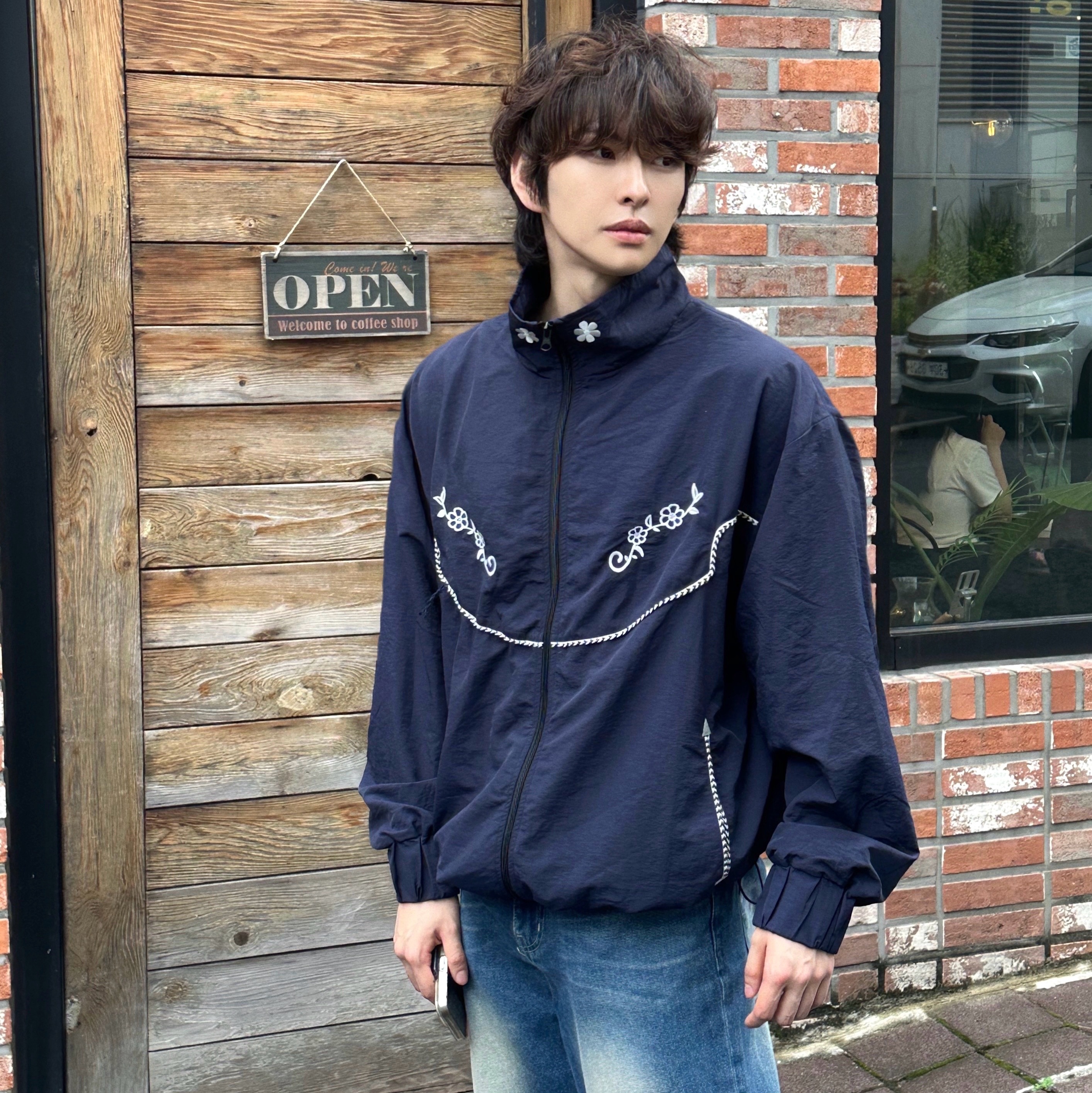 AMOU 60'S Western Wind Breaker Navy, AMOU 60'S Western Wind Breaker Cream 착용 스타일 - 2