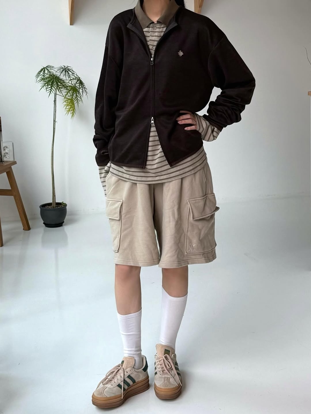 SLOW RECORD HOUSE Round Zip-Up Cardigan Brown 착용 스타일 - 6