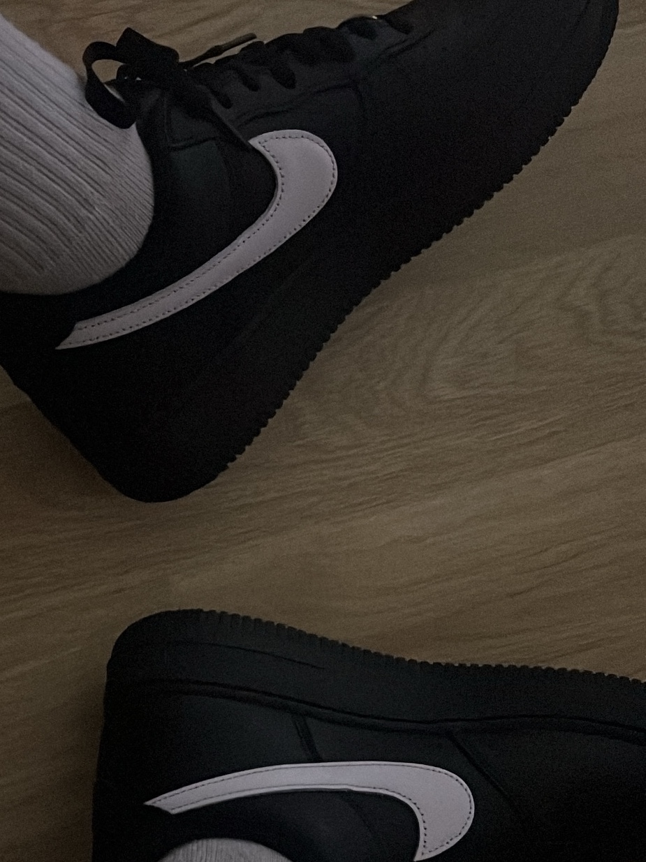 Nike x Supreme Air Force 1 Low Black 착용 스타일 - 3