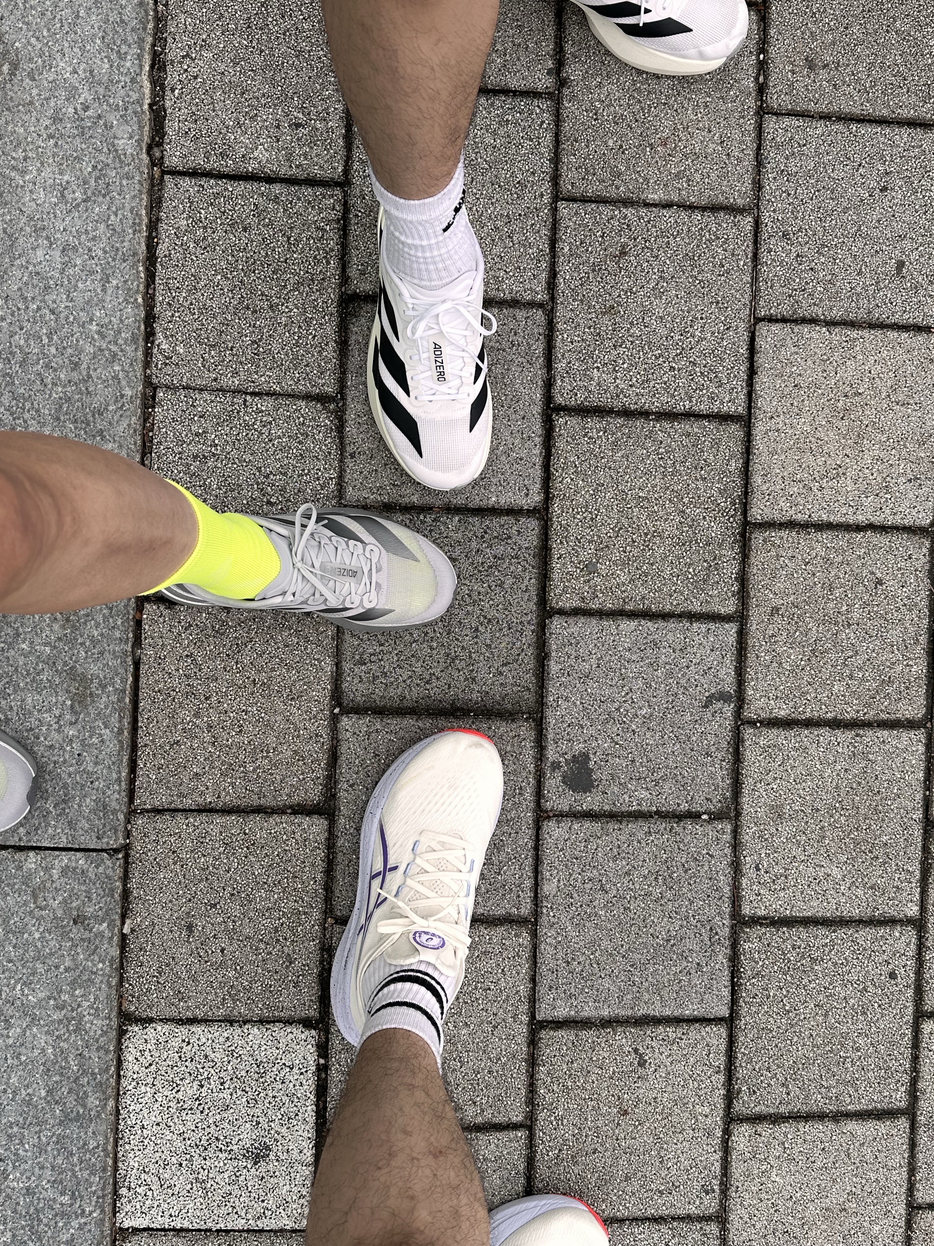 Adidas Adizero EVO SL Silver Metallic Iron Metallic, Montbell Shield Glasses Light Gray 착용 스타일 - 3