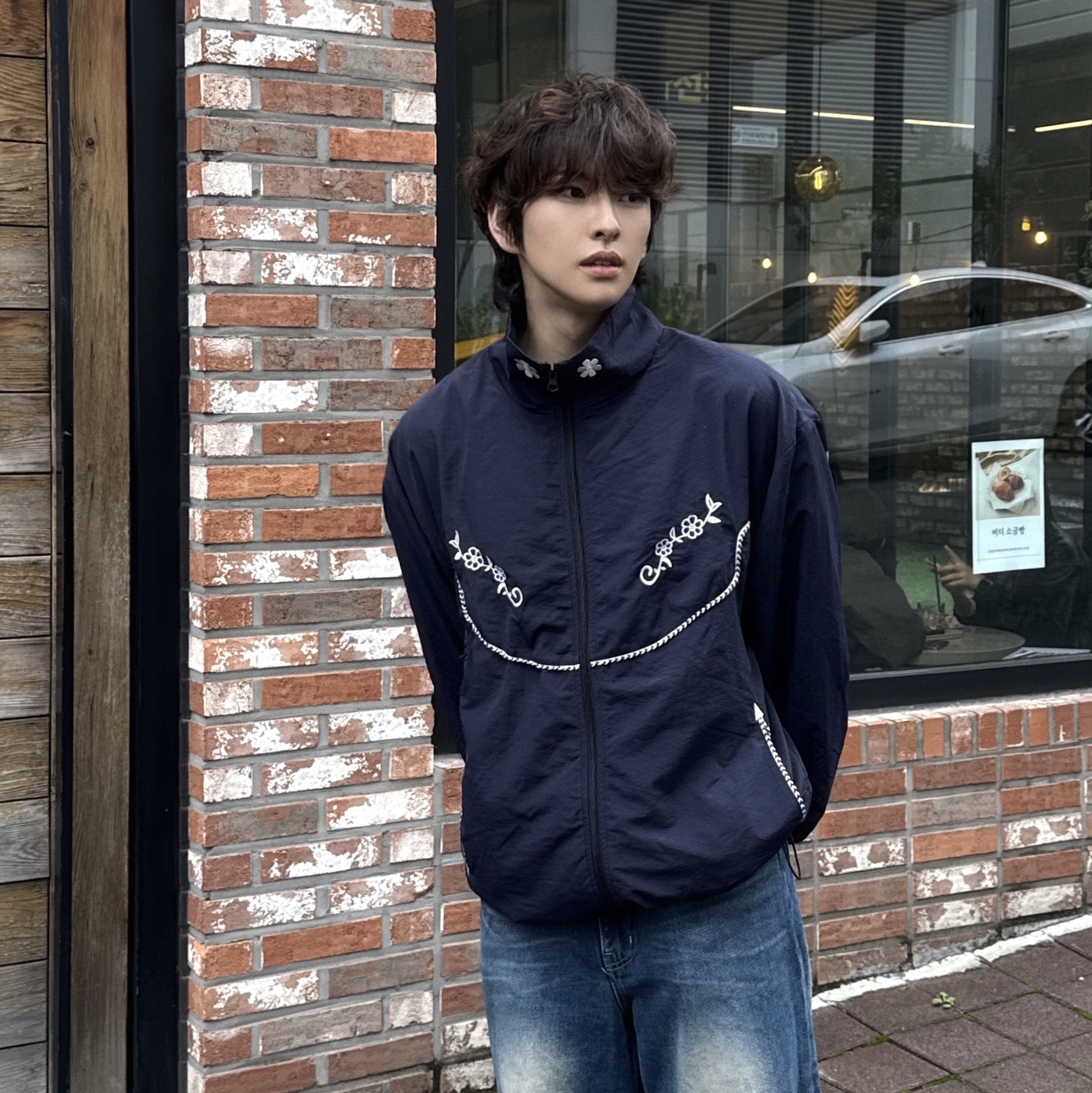 AMOU 60'S Western Wind Breaker Navy, AMOU 60'S Western Wind Breaker Cream 착용 스타일 - 1