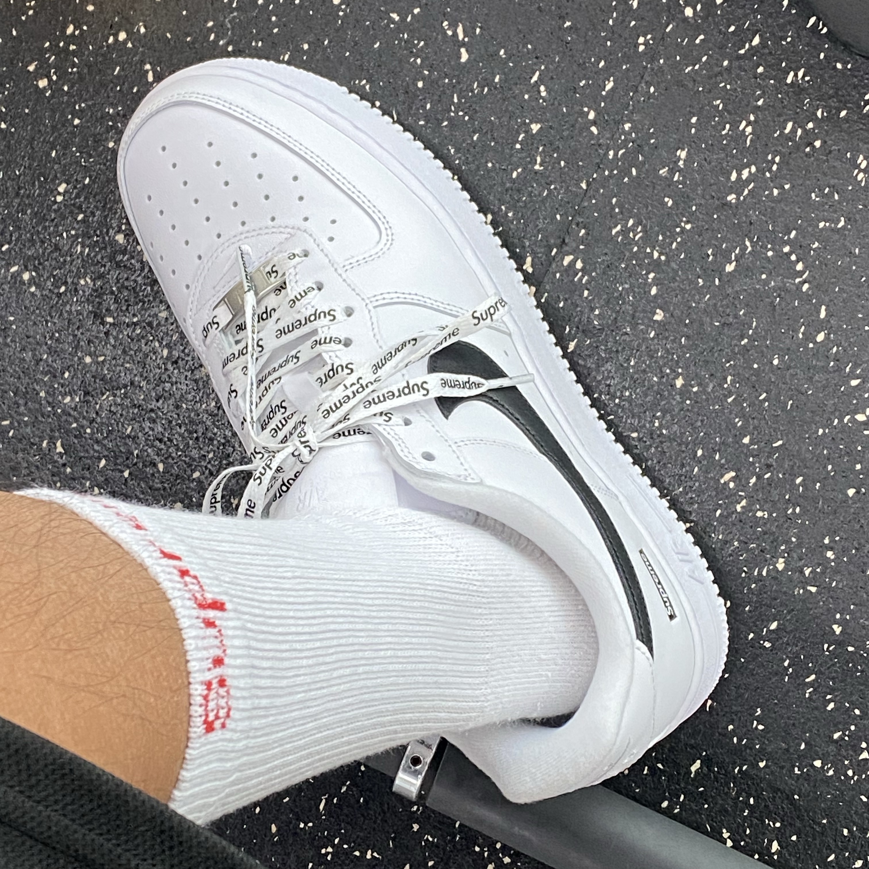 Nike x Supreme Air Force 1 Low White 착용 스타일
