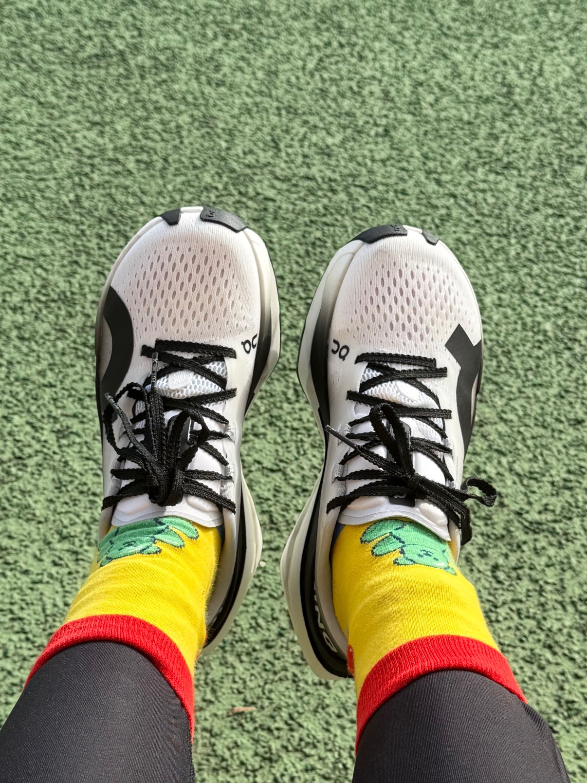 (W) On Running Cloudboom Max White Black 착용 스타일 - 3