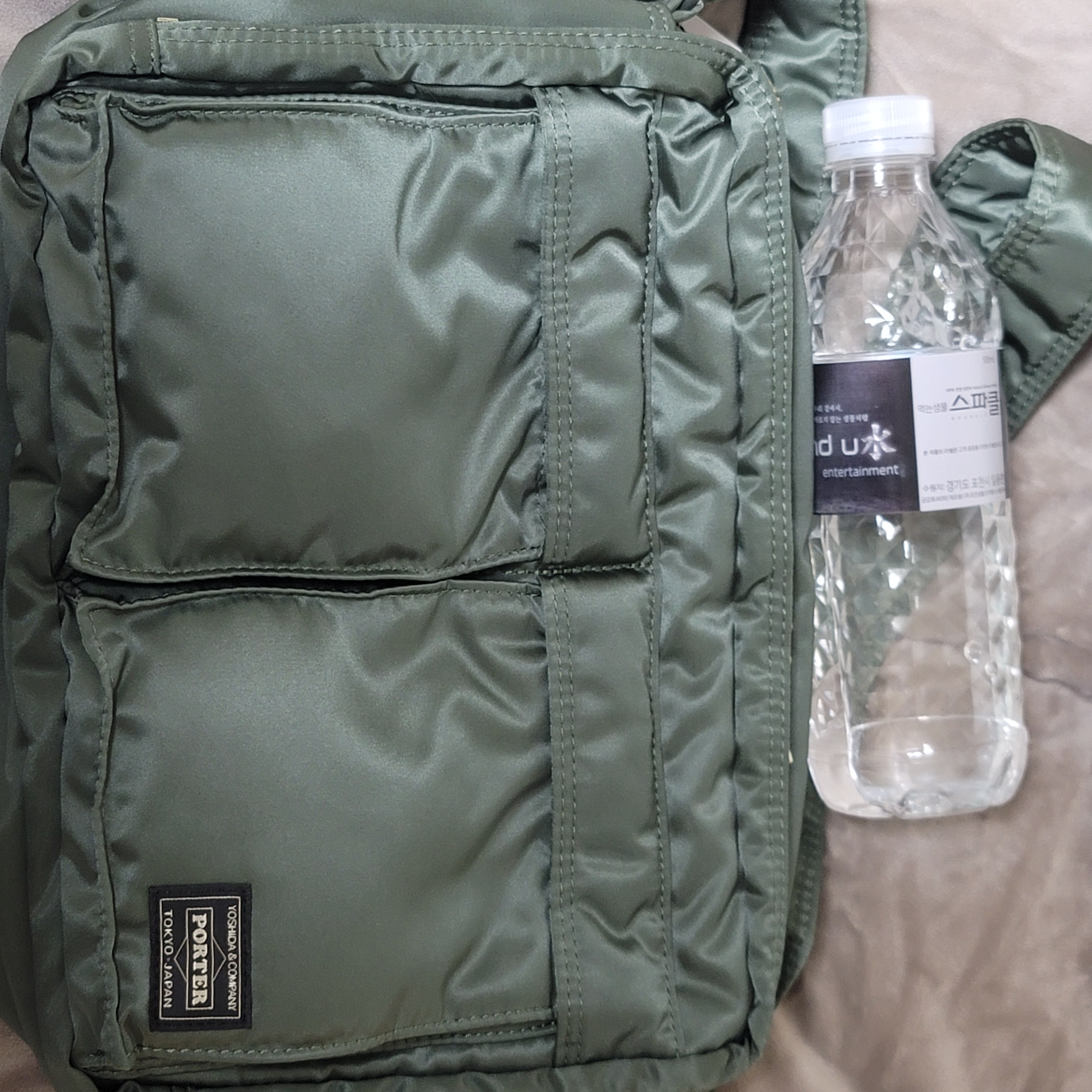 Porter All New Tanker Sling Bag Zip L Sage Green 착용 스타일 - 6