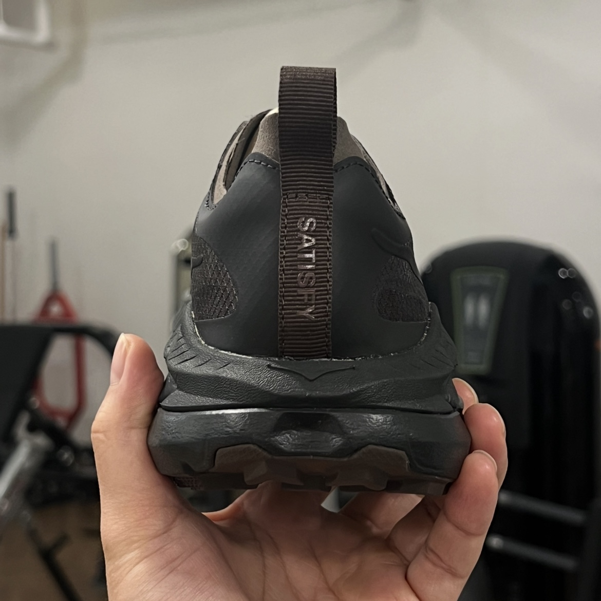 Hoka x Satisfy Mafate Speed 4 Lite Coffee 착용 스타일 - 3