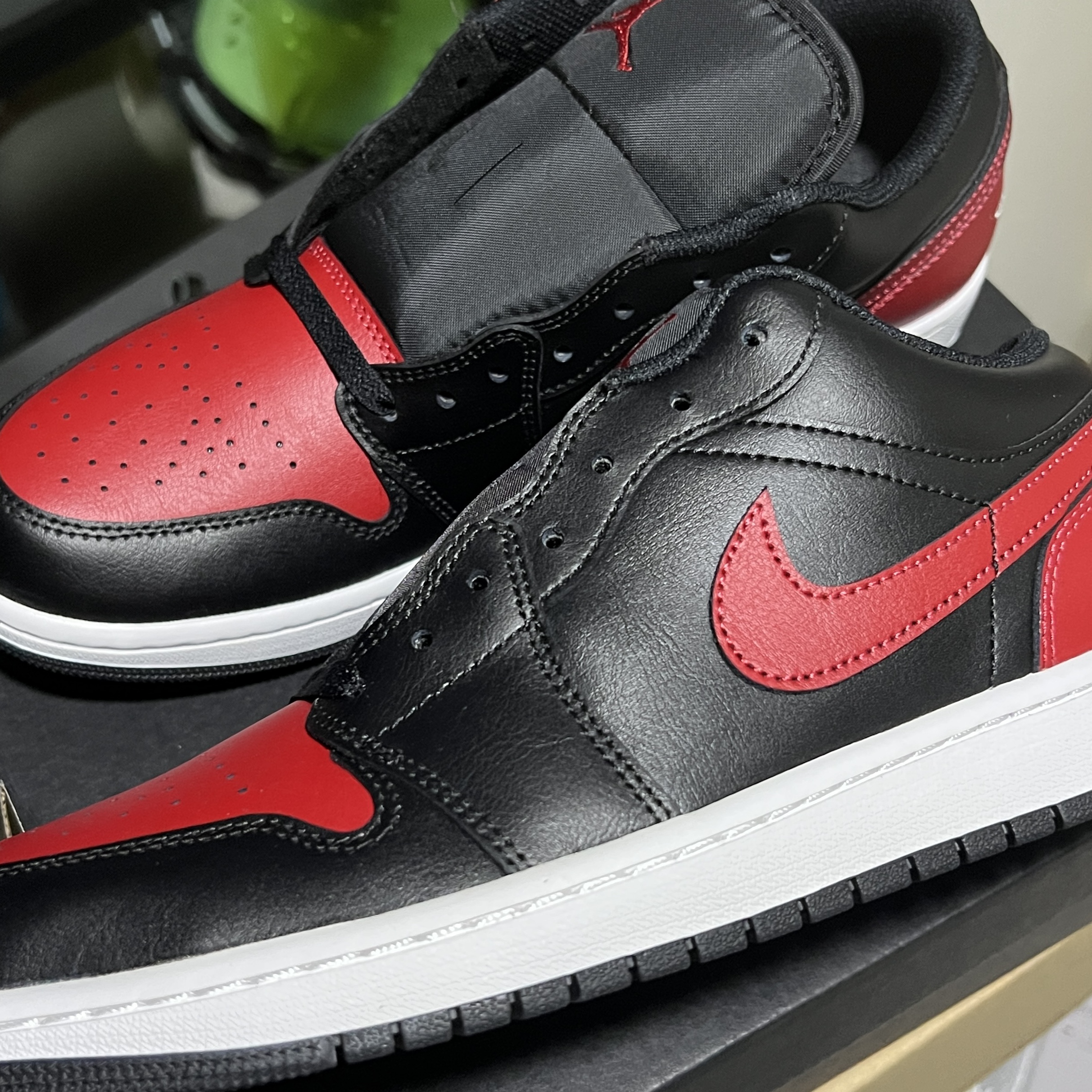 Jordan 1 Low Black Varsity Red 착용 스타일 - 2