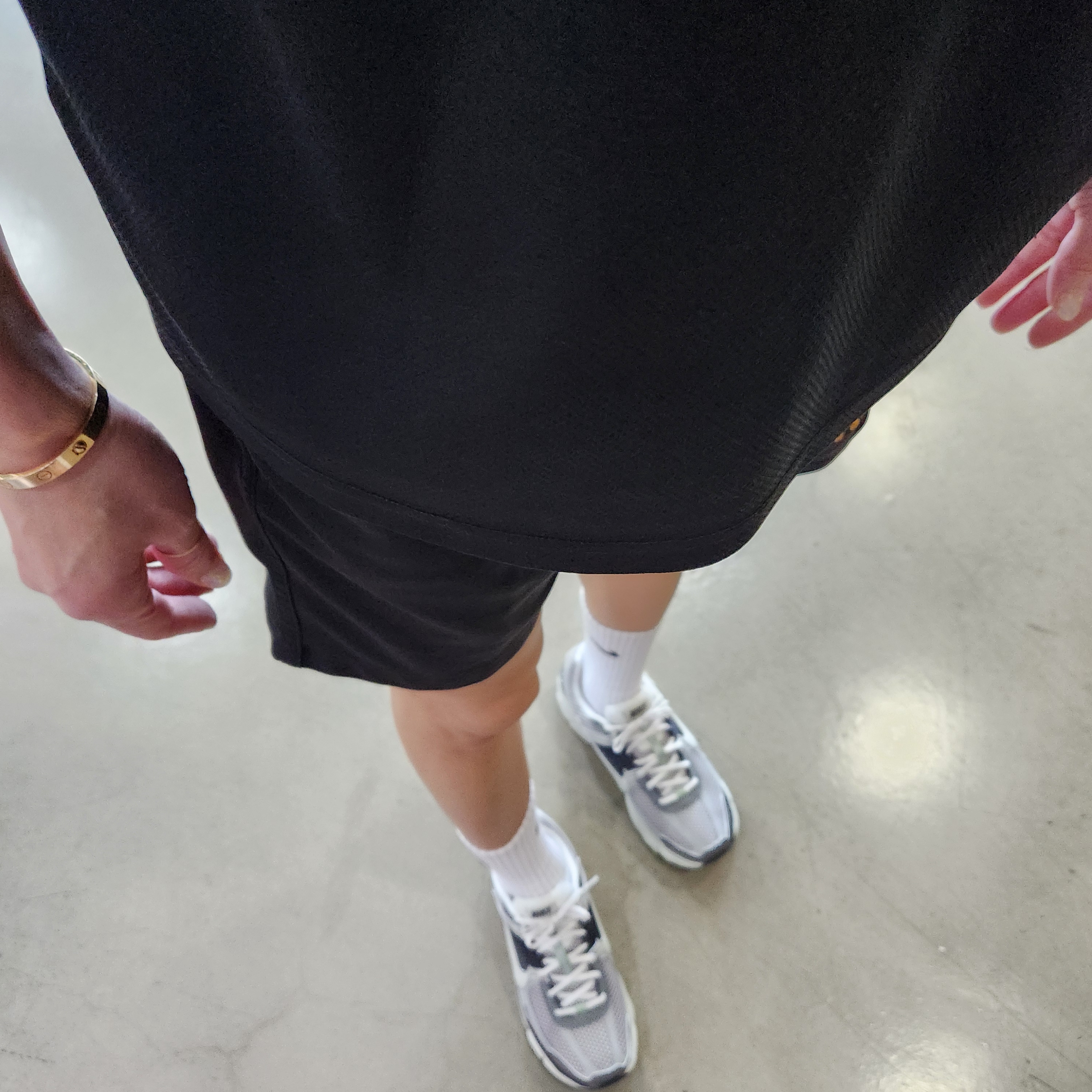 (W) Nike Zoom Vomero 5 Cobblestone and Flat Pewter 착용 스타일 - 2