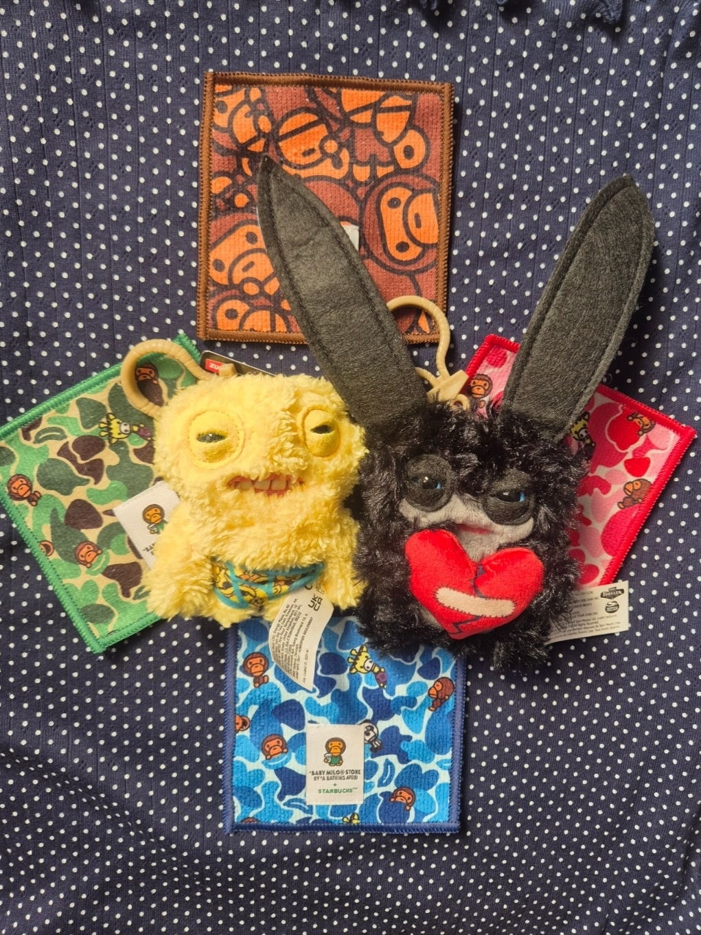 Fuggler Squidge Keyring Yellow, Fuggler Long Long Ear Keyring Black 착용 스타일