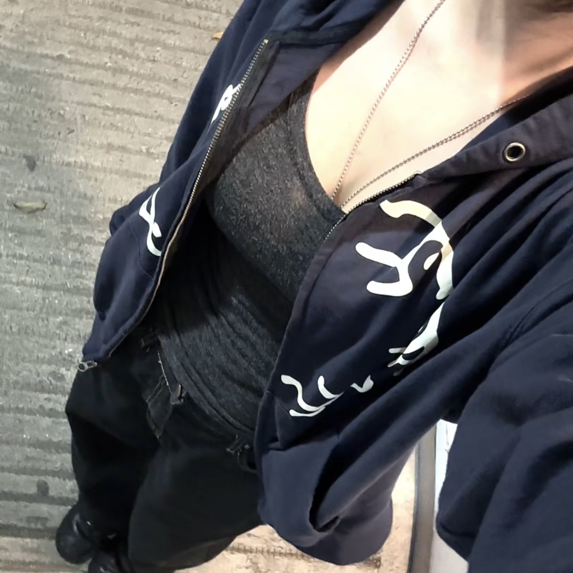 AMOU Dancing Circle Crop Hoodie Zip-Up Navy, AMOU Dancing Circle Crop Hoodie Zip-Up Brown 착용 스타일 - 1