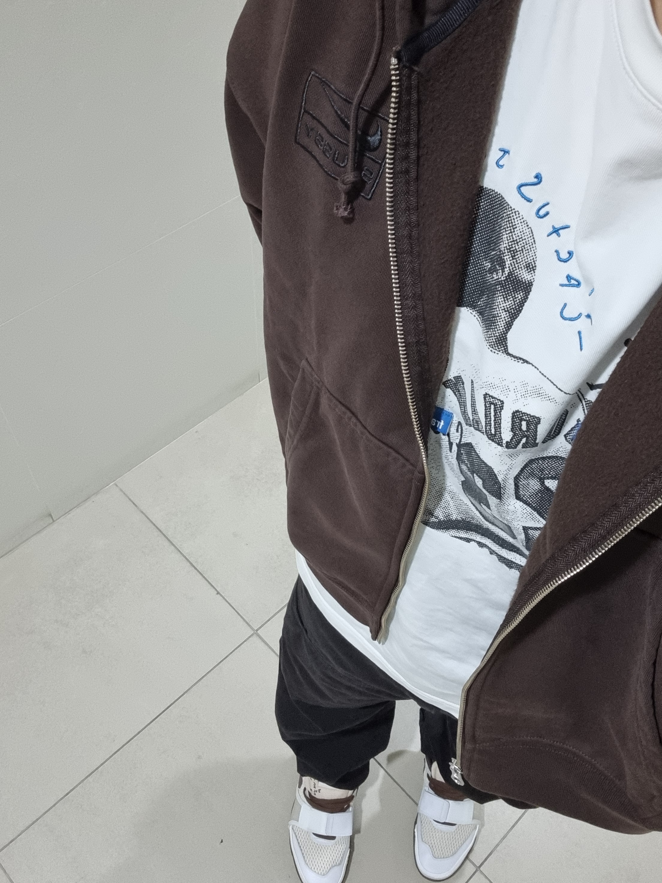 Nike x Stussy Stone Washed Fleece Zip Hoodie Dark Cinder (FJ9175-261), Yeezy Gap Engineered By Balenciaga Sateen Cargo Pants Black 착용 스타일