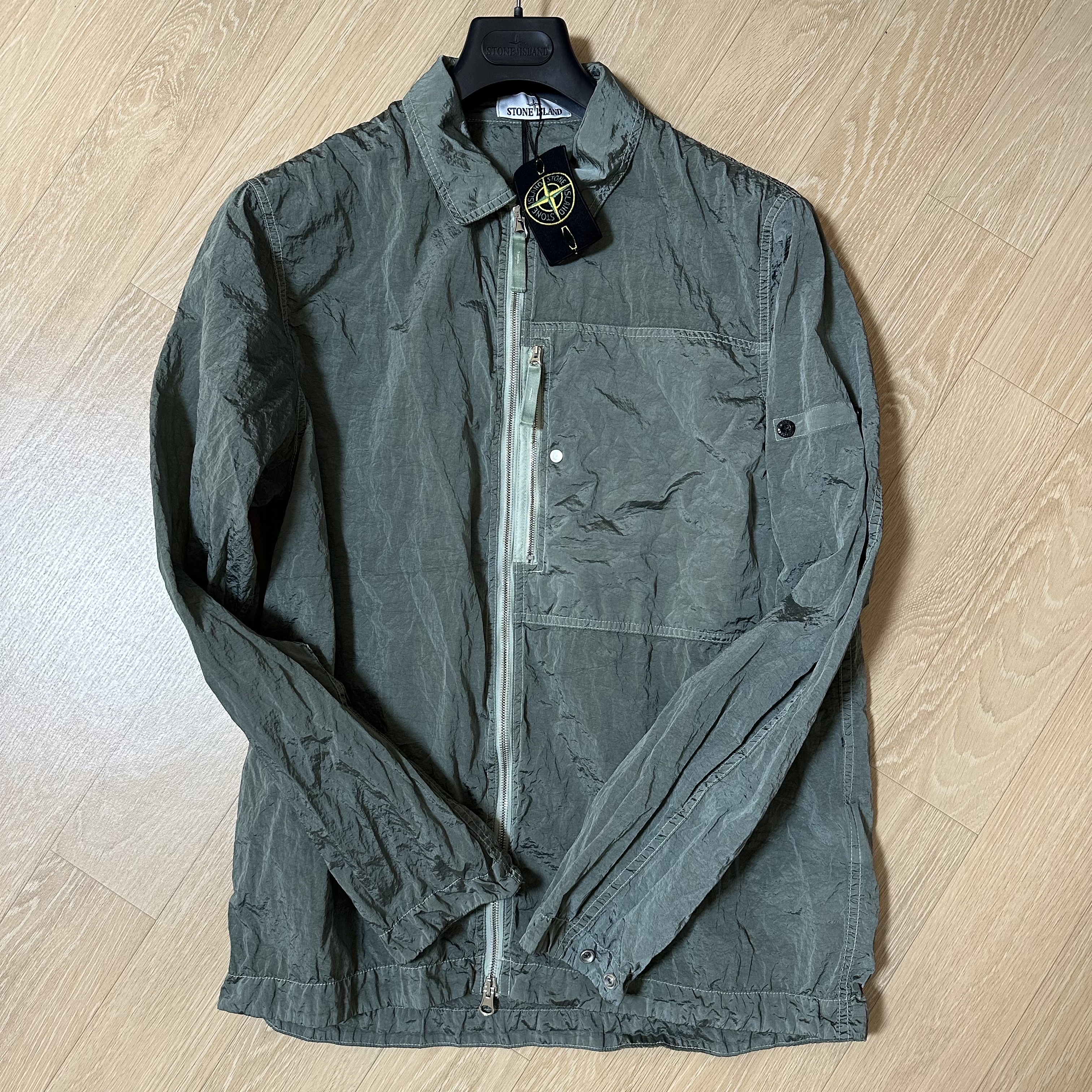 Stone Island 1200005 Nylon Metal in Econyl Overshirt with Pocket and Two-Way Zip Sage Green - 25SS 착용 스타일