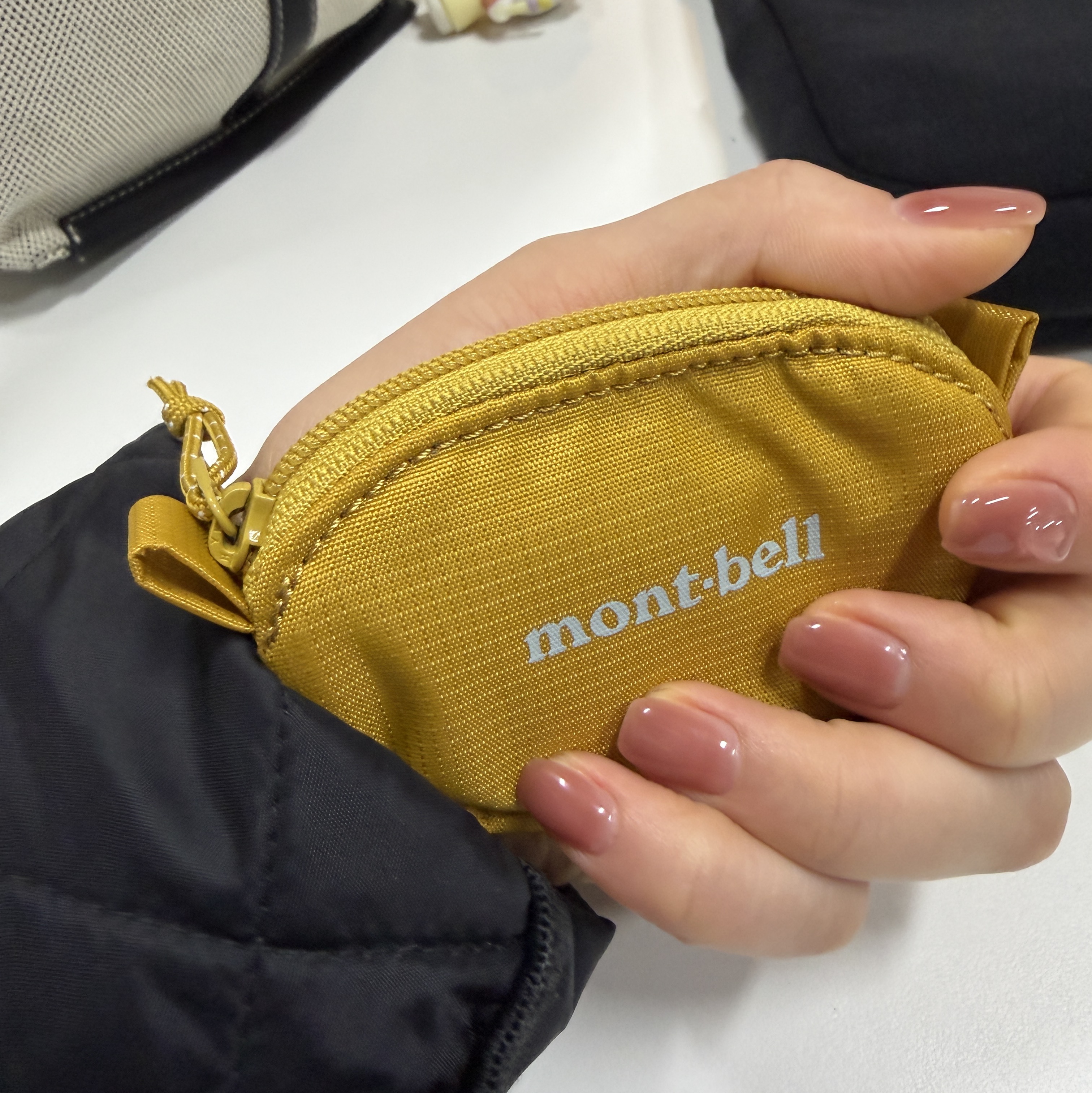 Montbell Coin Purse Yellow 착용 스타일