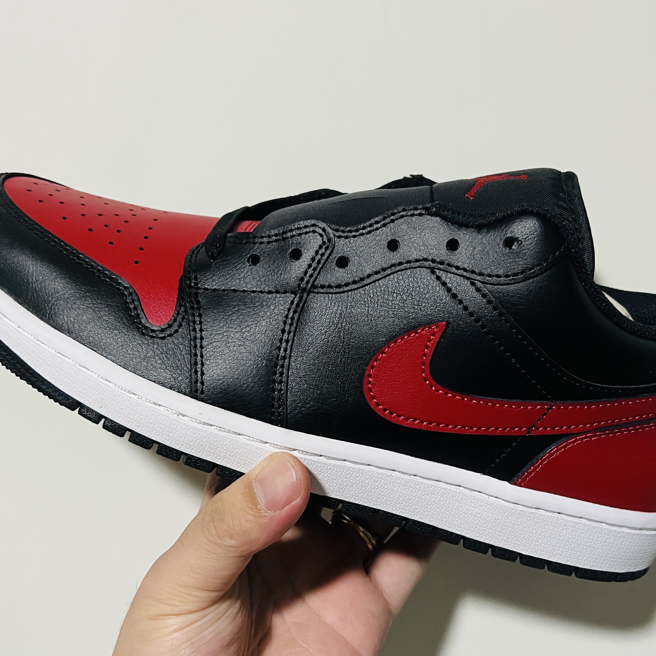 Jordan 1 Low Black Varsity Red 착용 스타일 - 1