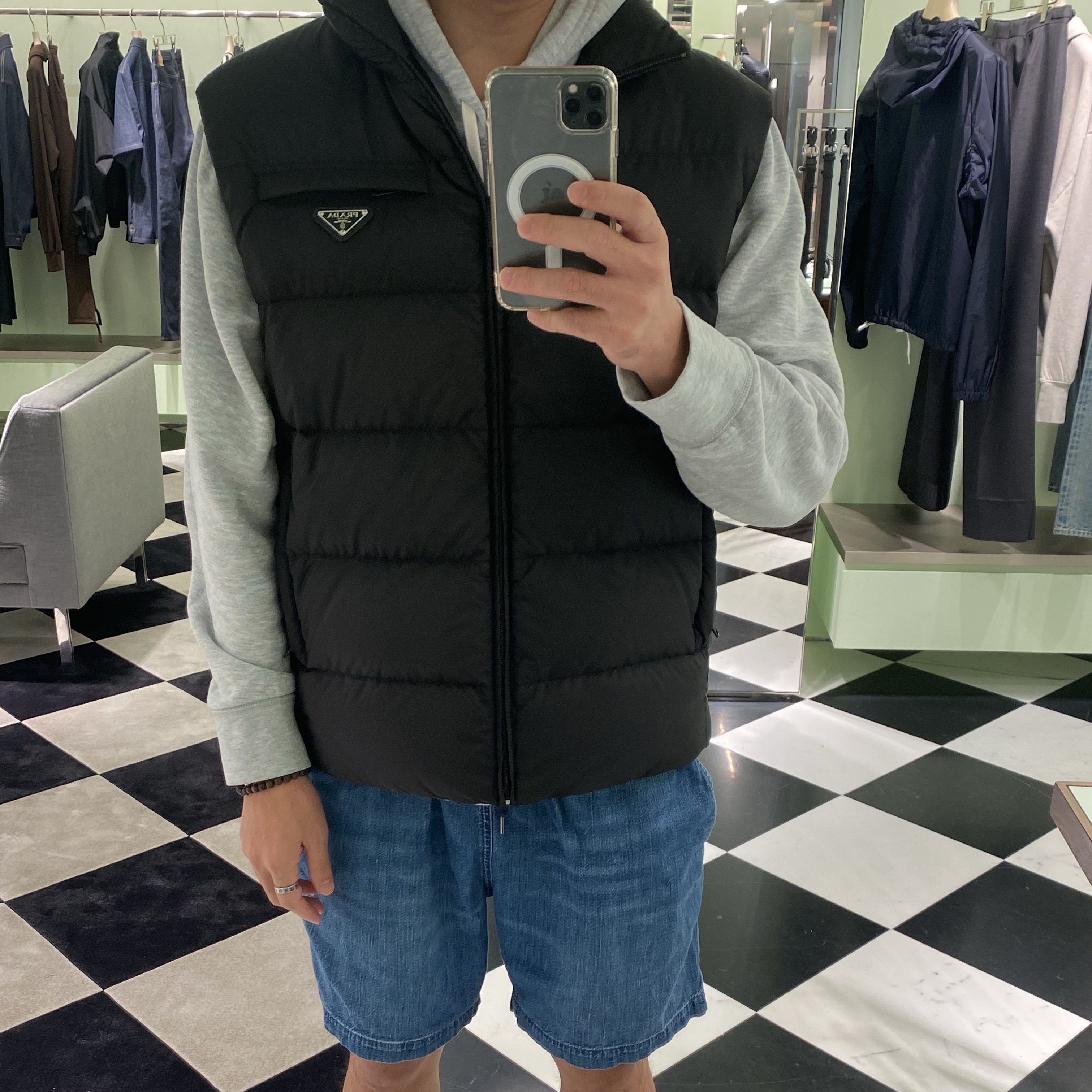 Prada Re-Nylon Down Vest Black 착용 스타일 - 2