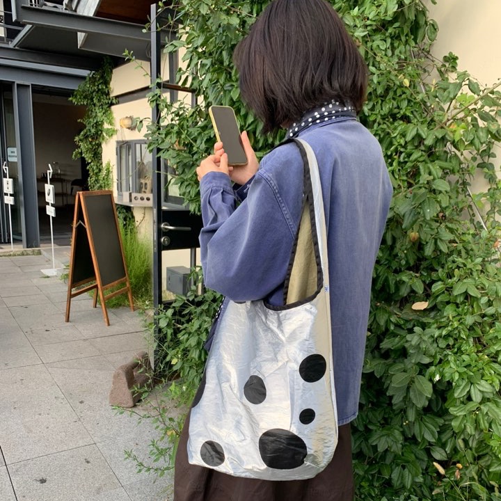 ACOC Dot Bubble Bag Glossy Silver 착용 스타일 - 3