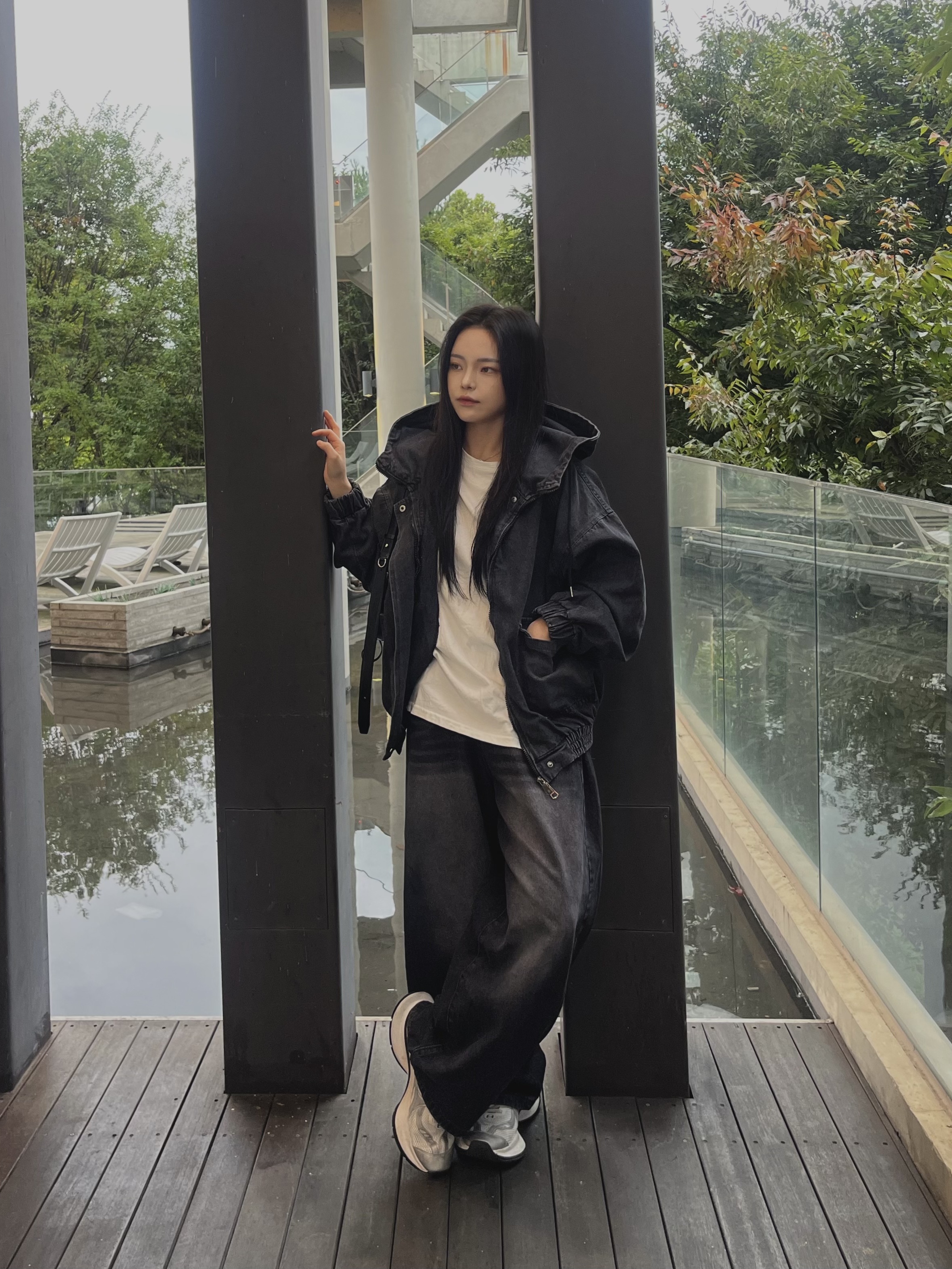 Matin Kim Half Shirring Ribbon Round Bag Black, Balenciaga Circuit Sneaker White Silver 착용 스타일 - 1
