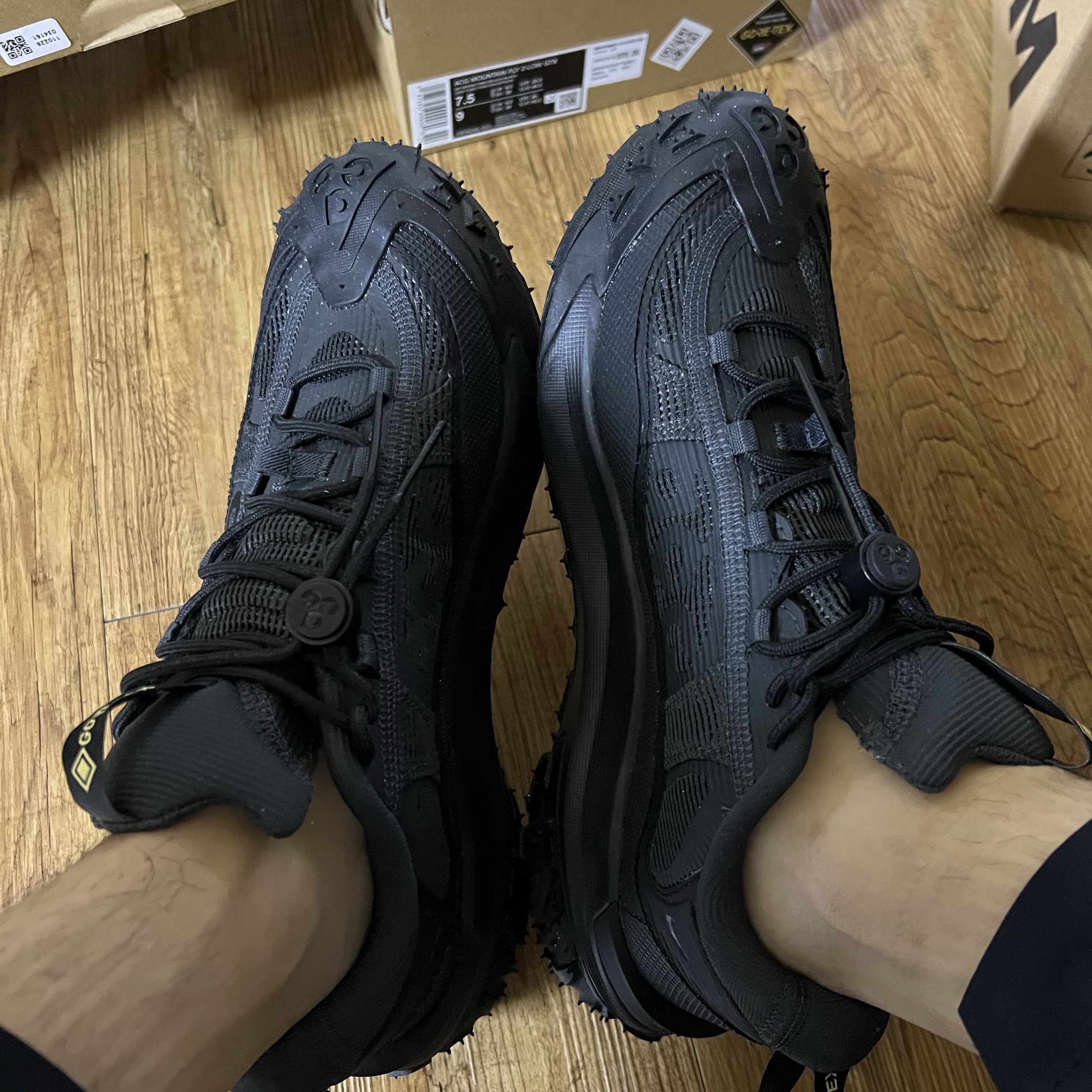 Nike ACG Mountain Fly 2 Low Gore-Tex Black and Dark Smoke Grey 착용 스타일 - 1