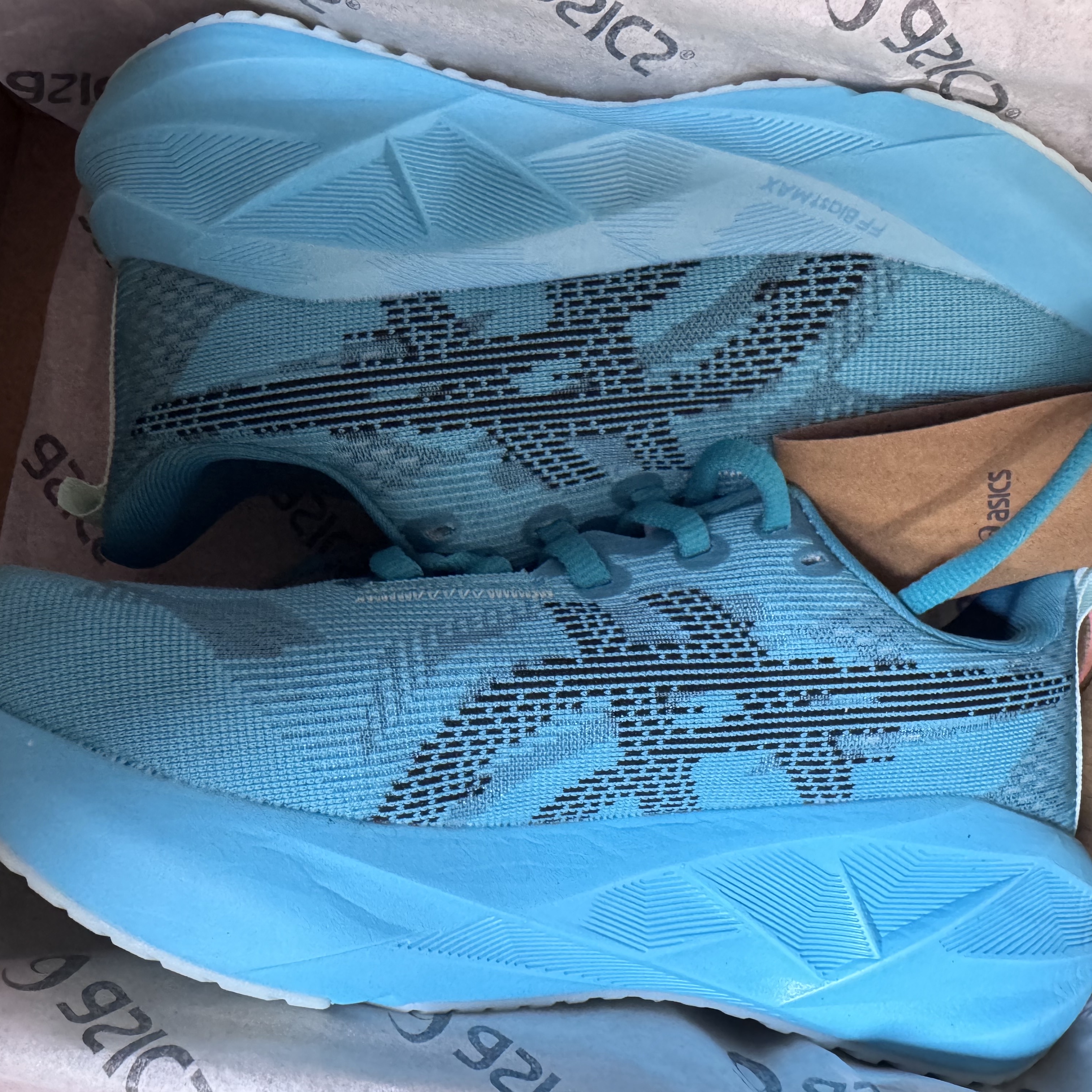 Asics Novablast 5 Wave Teal Black 착용 스타일 - 2