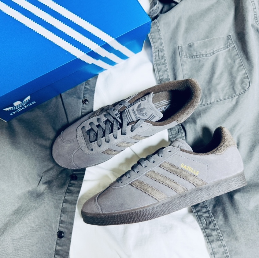 Adidas Gazelle Charcoal Dark Brown 착용 스타일 - 2