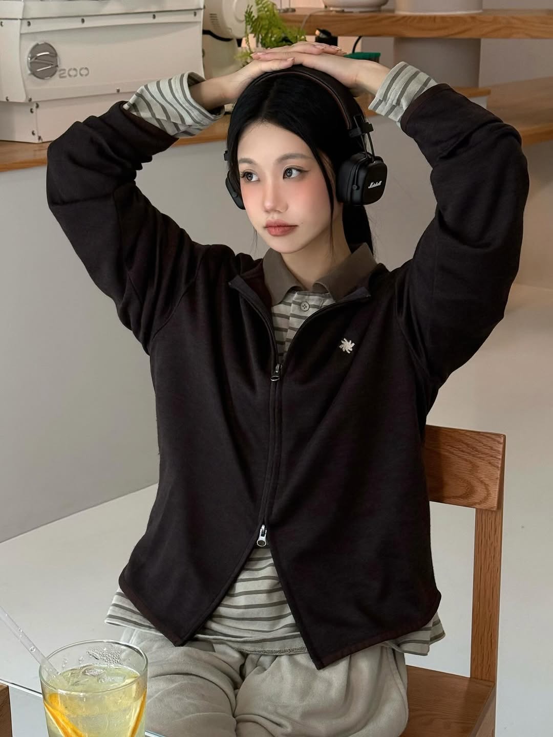 SLOW RECORD HOUSE Round Zip-Up Cardigan Brown 착용 스타일 - 2