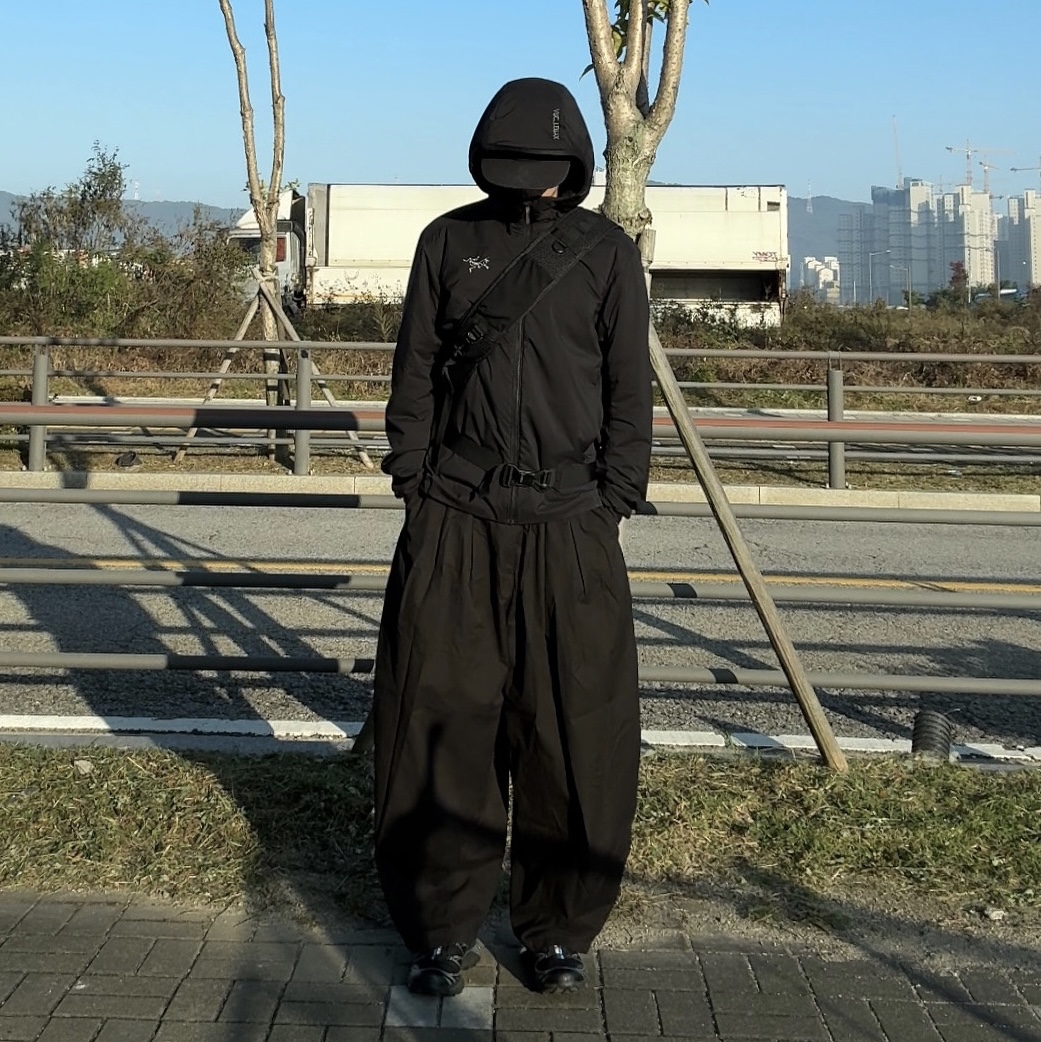 Arc'teryx Atom Hoody Black, Oakley Latitude Sling Pack Black 착용 스타일