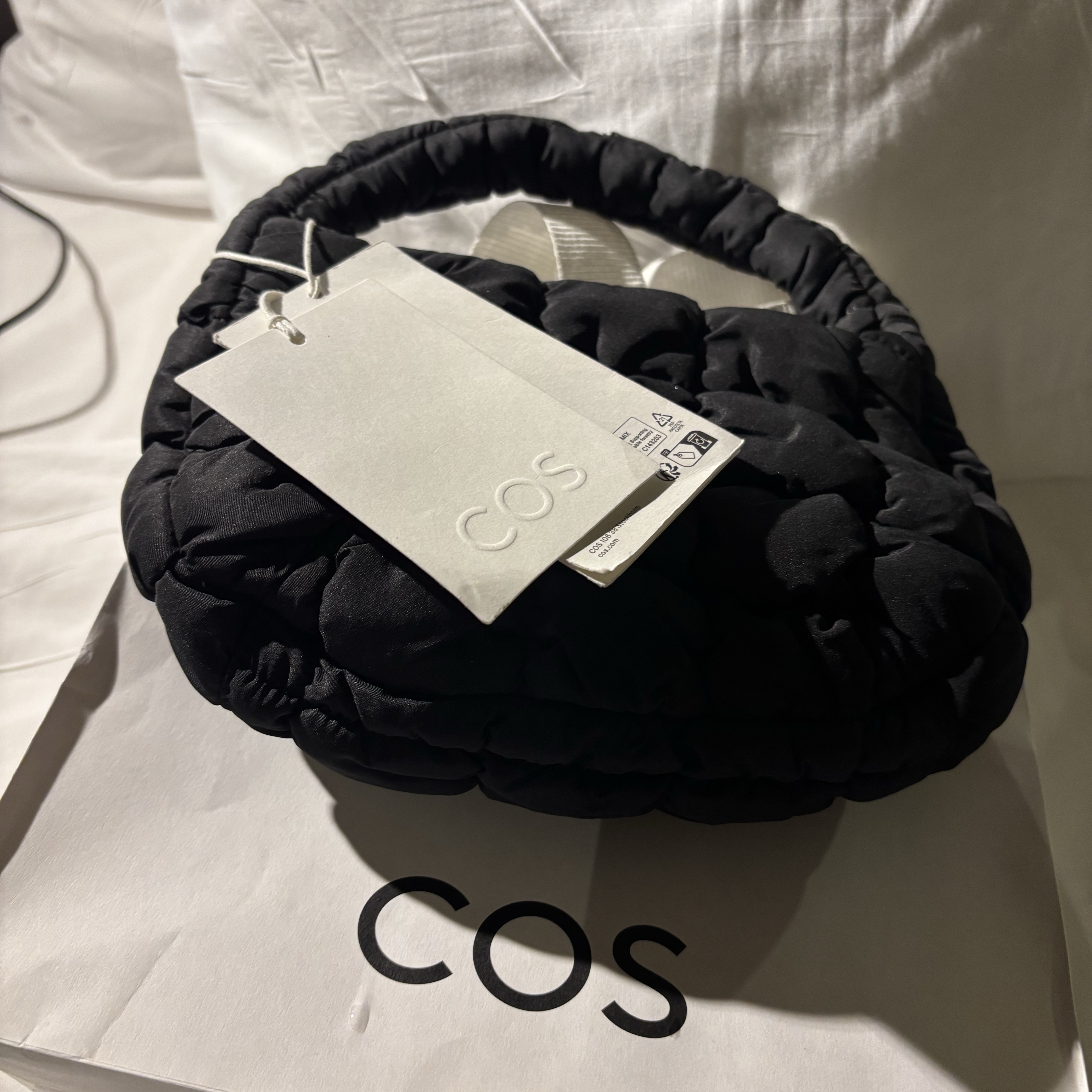 COS Quilted Micro Bag Black 착용 스타일