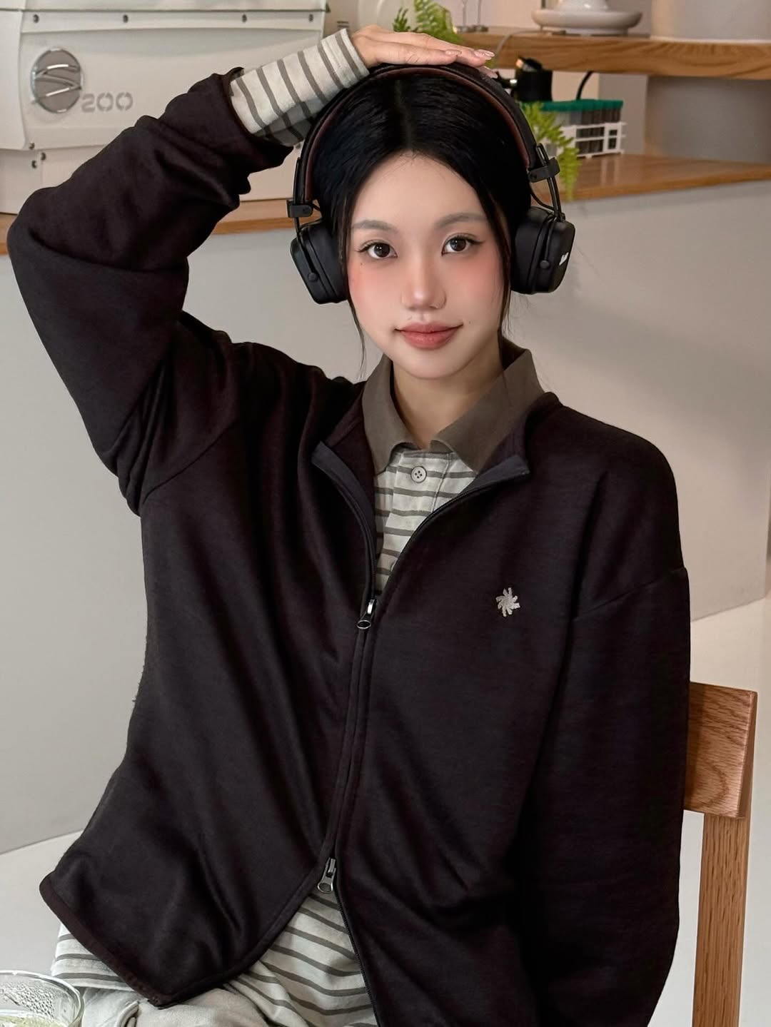 SLOW RECORD HOUSE Round Zip-Up Cardigan Brown 착용 스타일 - 3