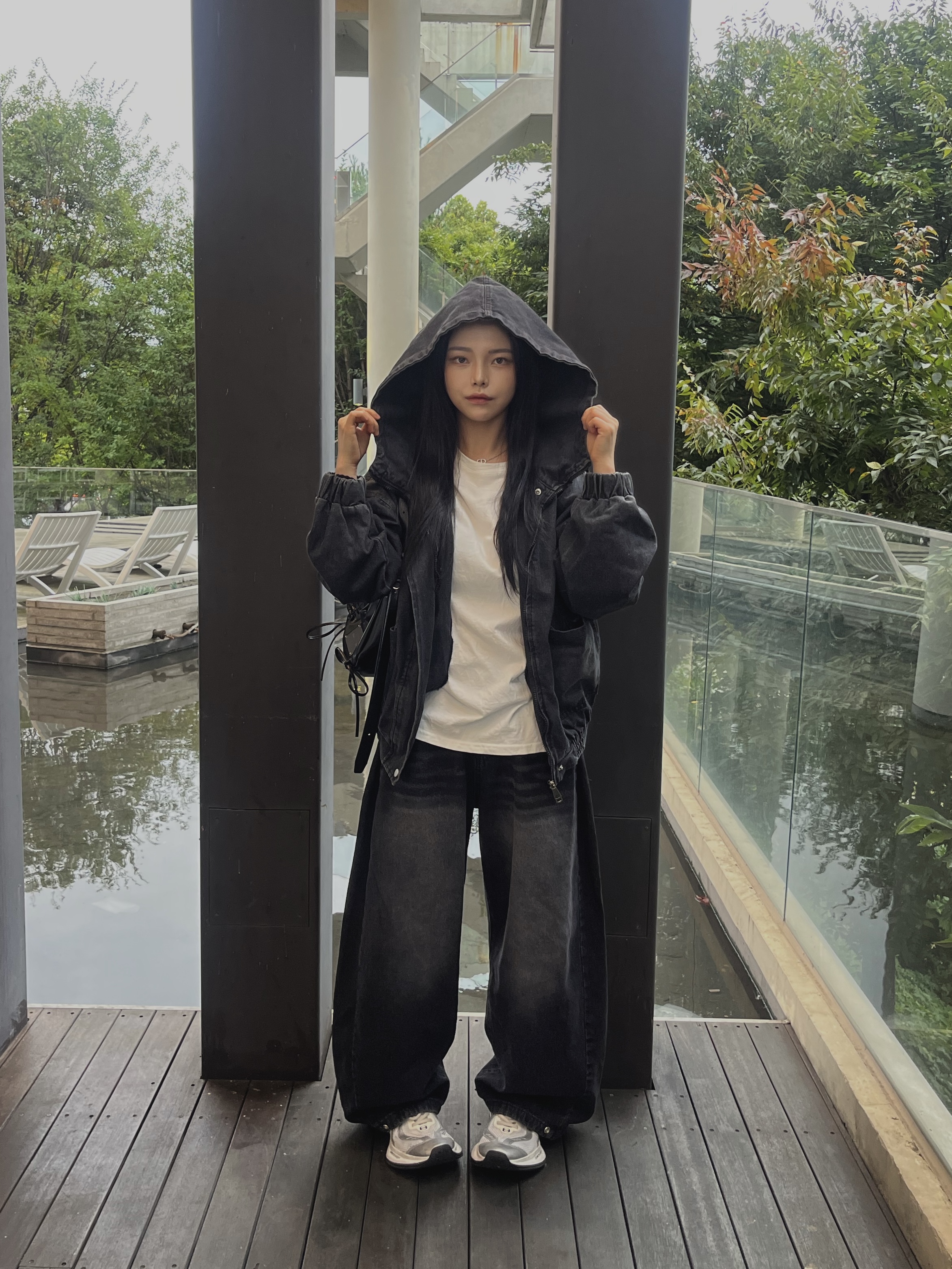 Matin Kim Half Shirring Ribbon Round Bag Black, Balenciaga Circuit Sneaker White Silver 착용 스타일 - 5
