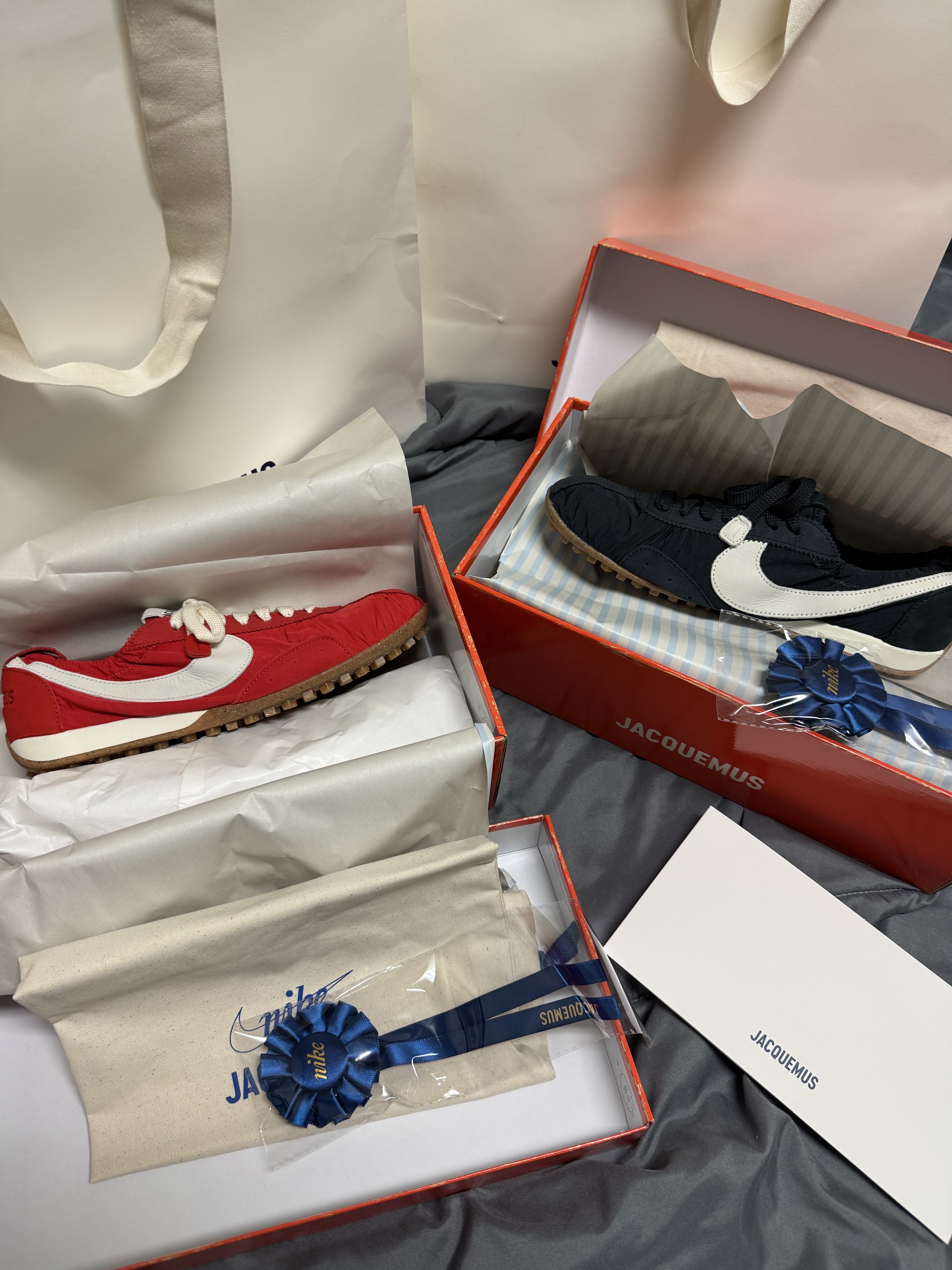 Nike x Jacquemus Moon Shoe SP Off Noir Cashmere, Nike x Jacquemus Moon Shoe SP University Red and Bicycle Yellow 착용 스타일 - 3