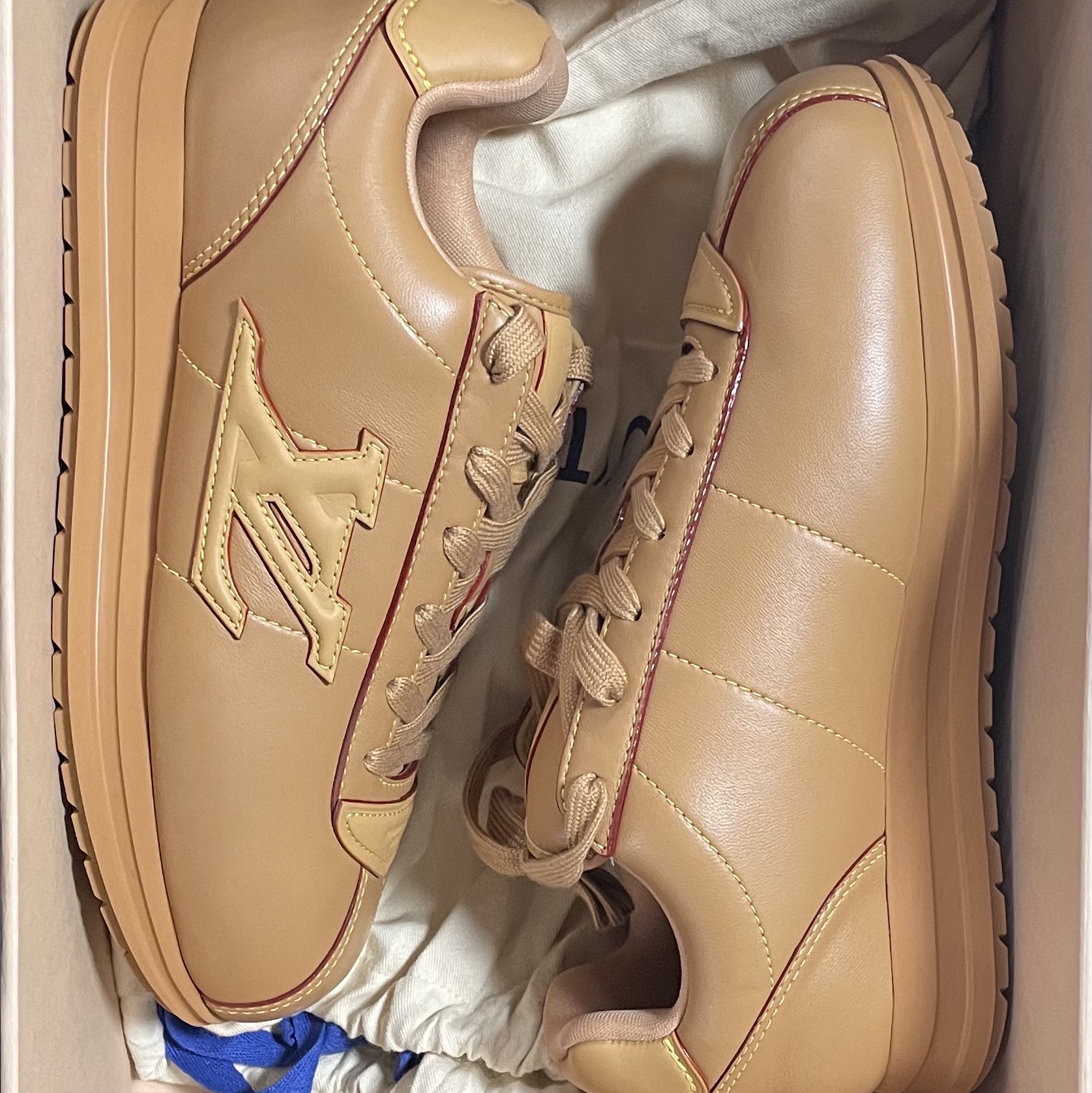 Louis Vuitton LV Buttersoft Sneakers Beige 착용 스타일 - 1