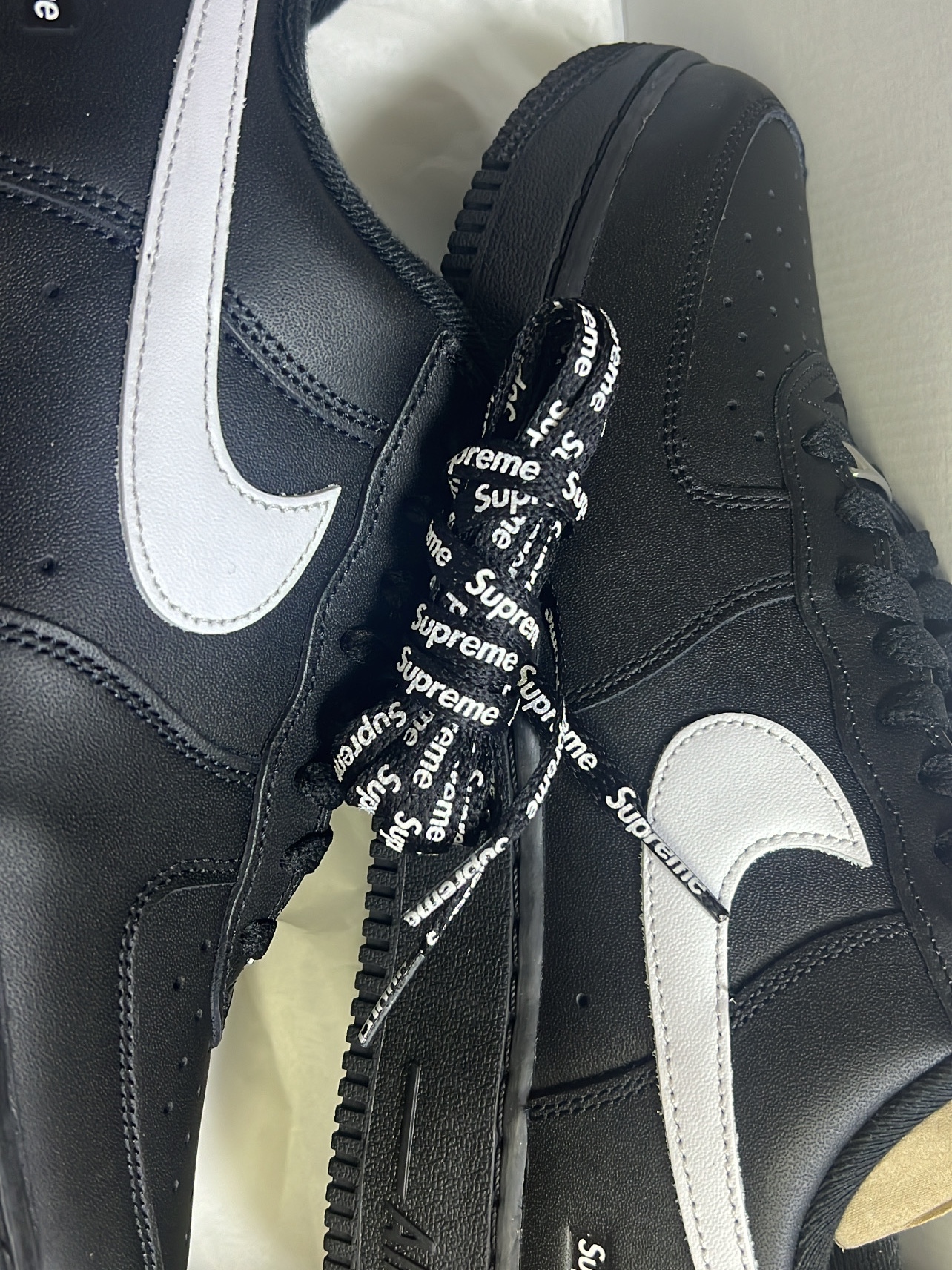 Nike x Supreme Air Force 1 Low Black 착용 스타일 - 2
