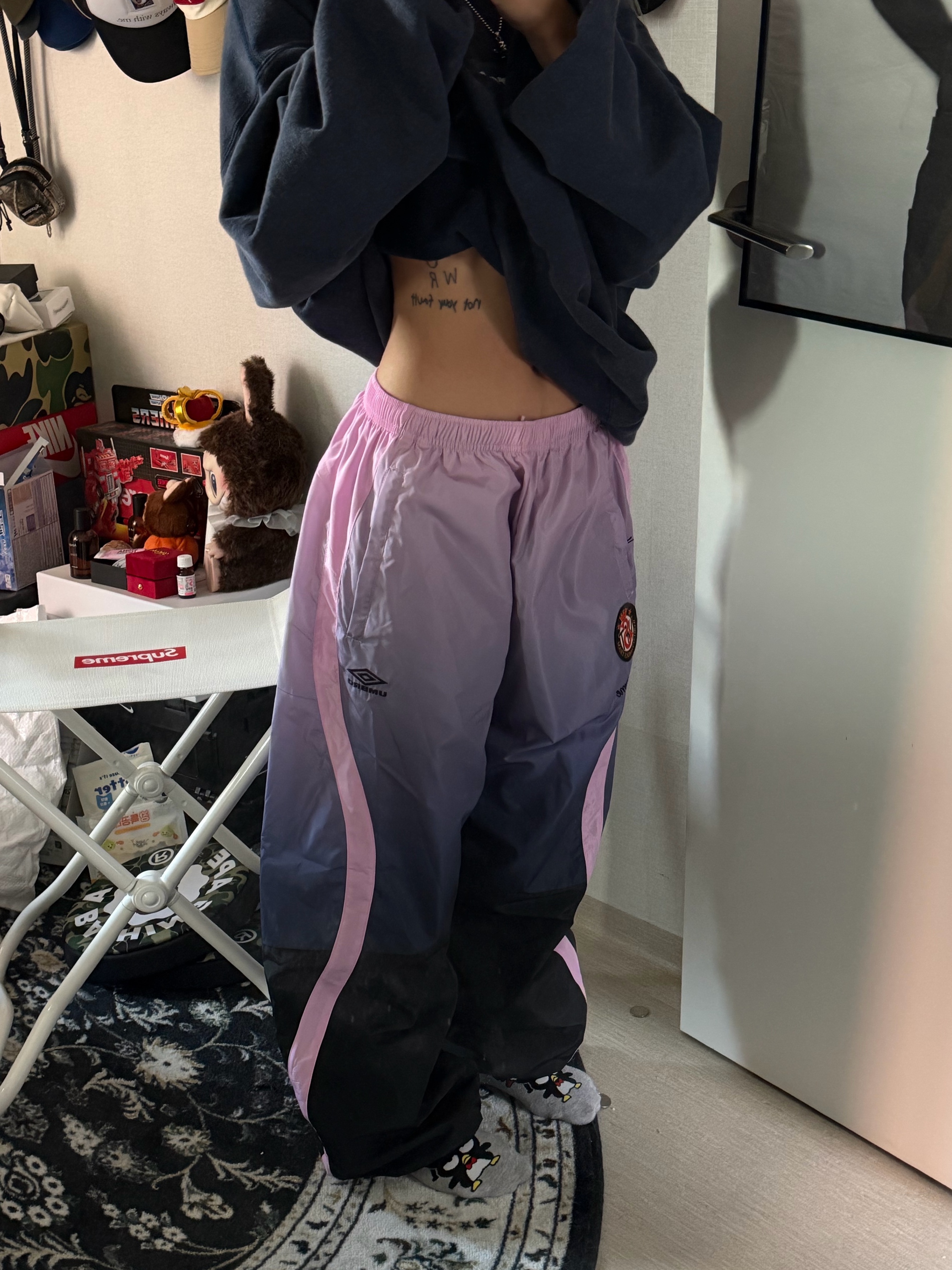 Supreme x Umbro Gradient Track Pant Pink - 25FW, Supreme Washed Box Logo Crewneck Navy - 25SS 착용 스타일 - 3