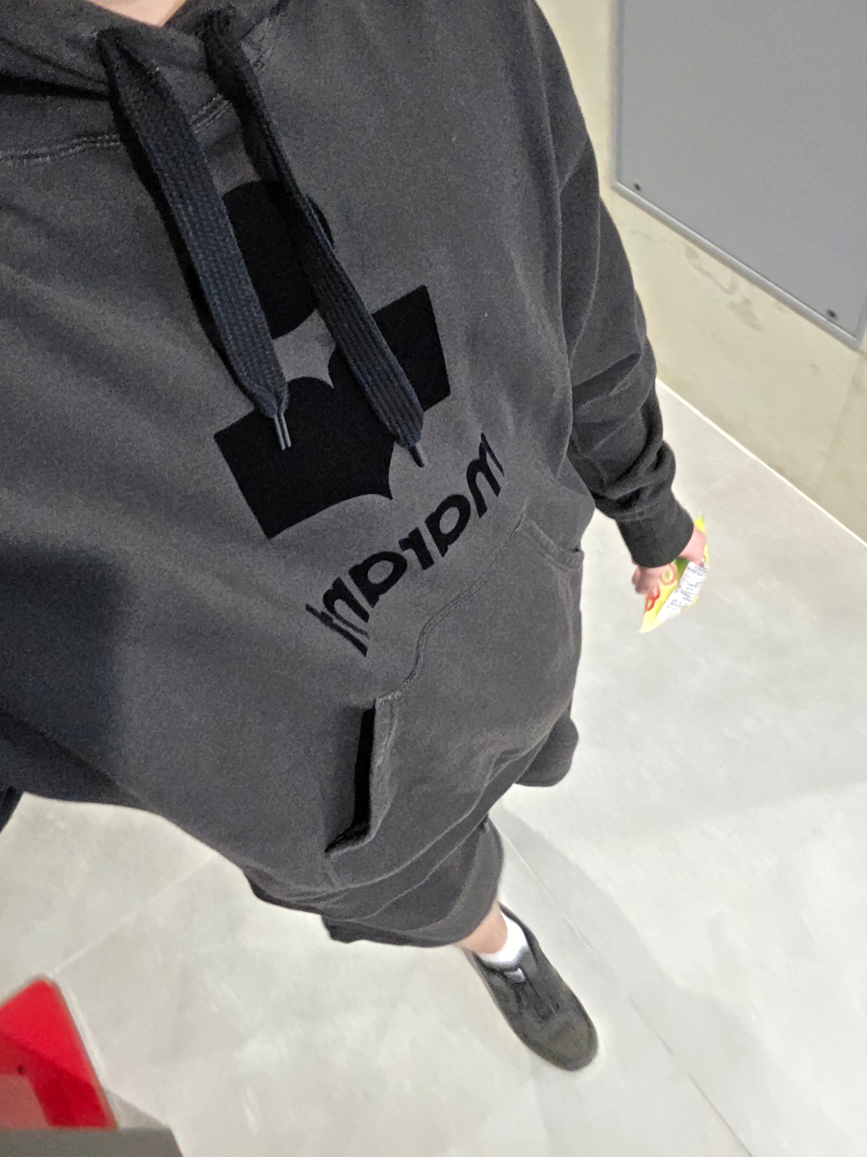Isabel Marant Miley Logo Hoodie Faded Black - 23SS, Isabel Marant Mahalo Logo Shorts Faded Black - 24FW 착용 스타일 - 2