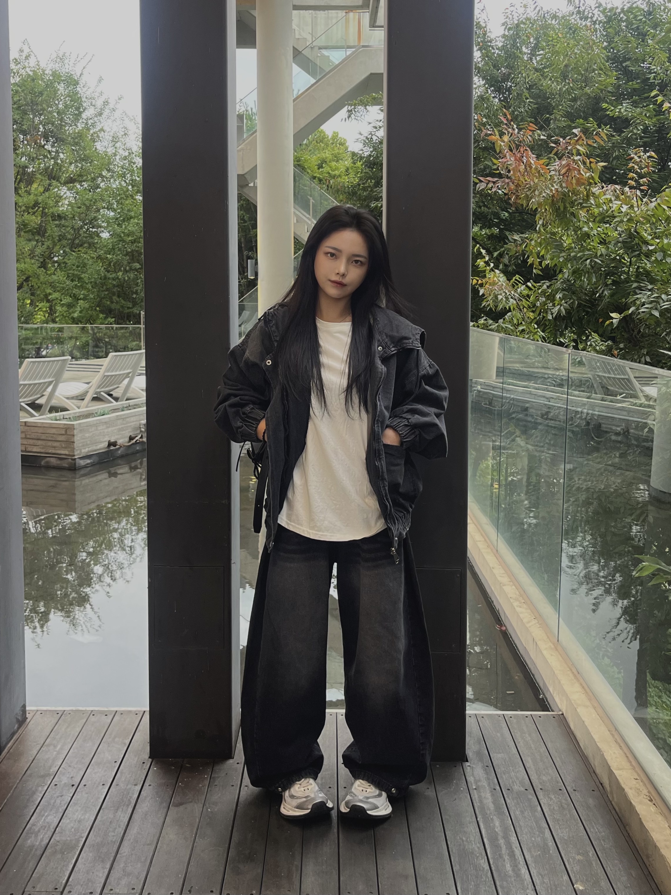 Matin Kim Half Shirring Ribbon Round Bag Black, Balenciaga Circuit Sneaker White Silver 착용 스타일 - 2