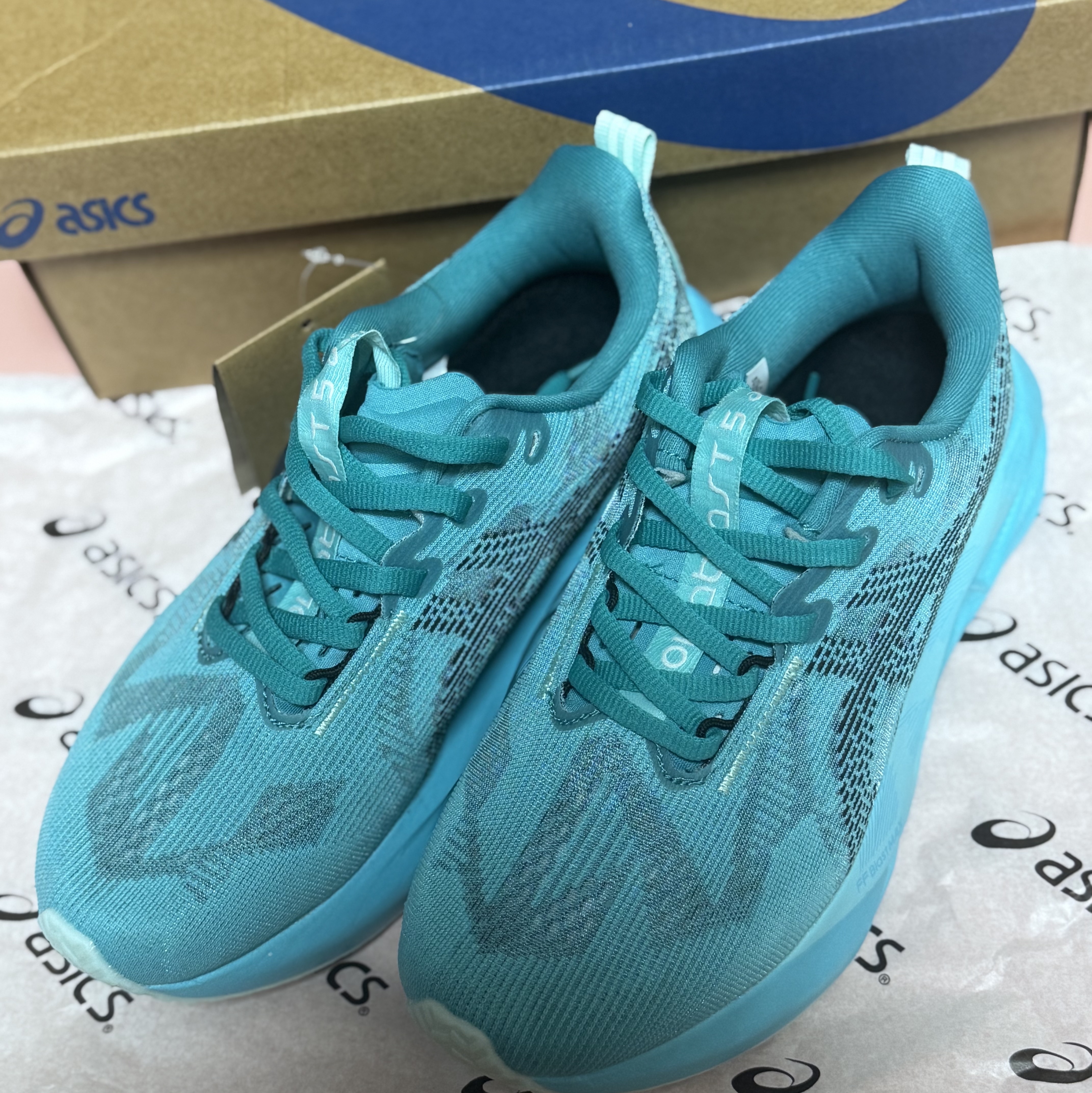 Asics Novablast 5 Wave Teal Black 착용 스타일 - 1