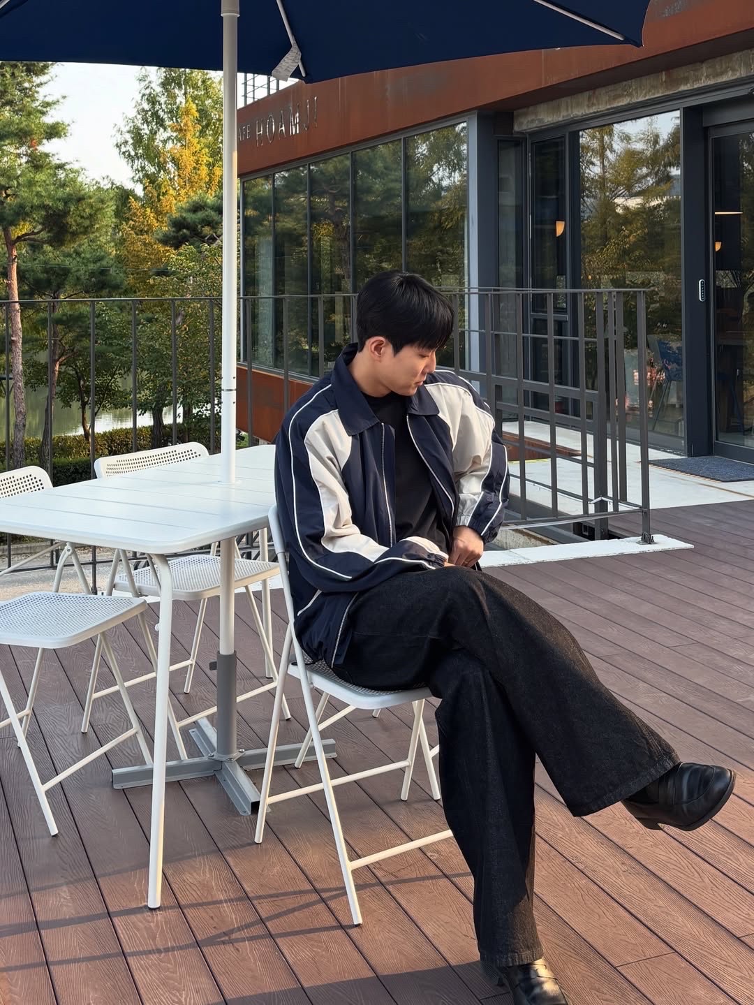 SLOW RECORD HOUSE Piping Line Windbreaker Navy 착용 스타일 - 3