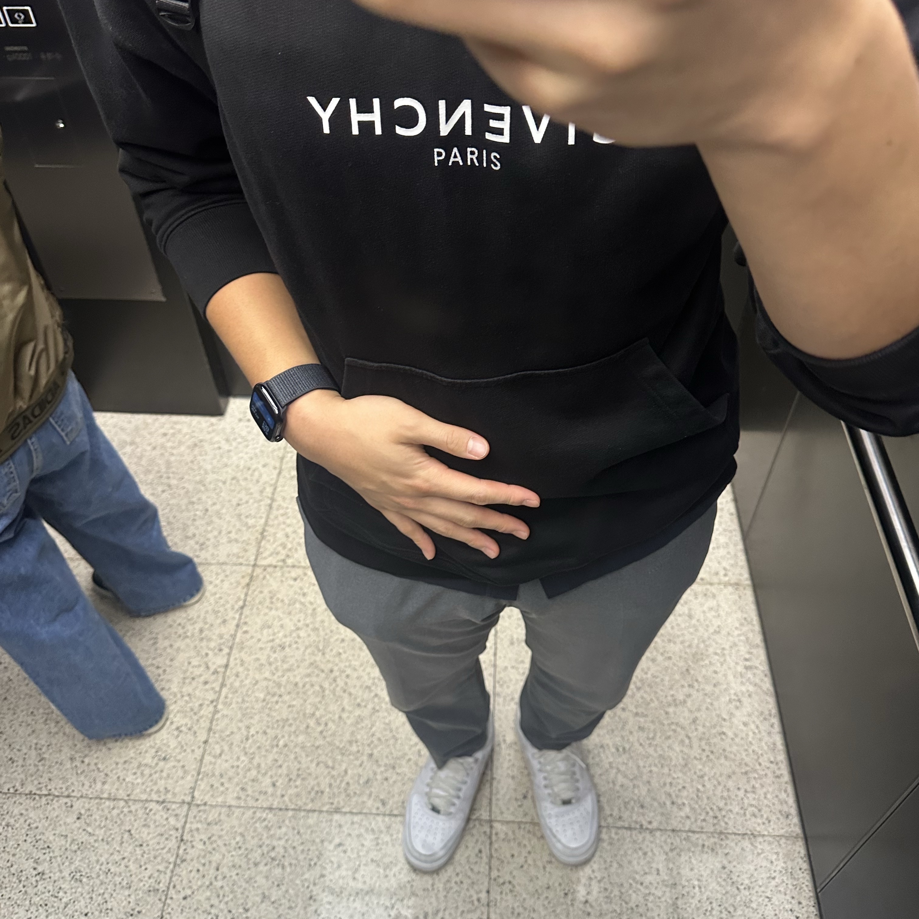 Givenchy Reverse hoodie in fleece 착용 스타일