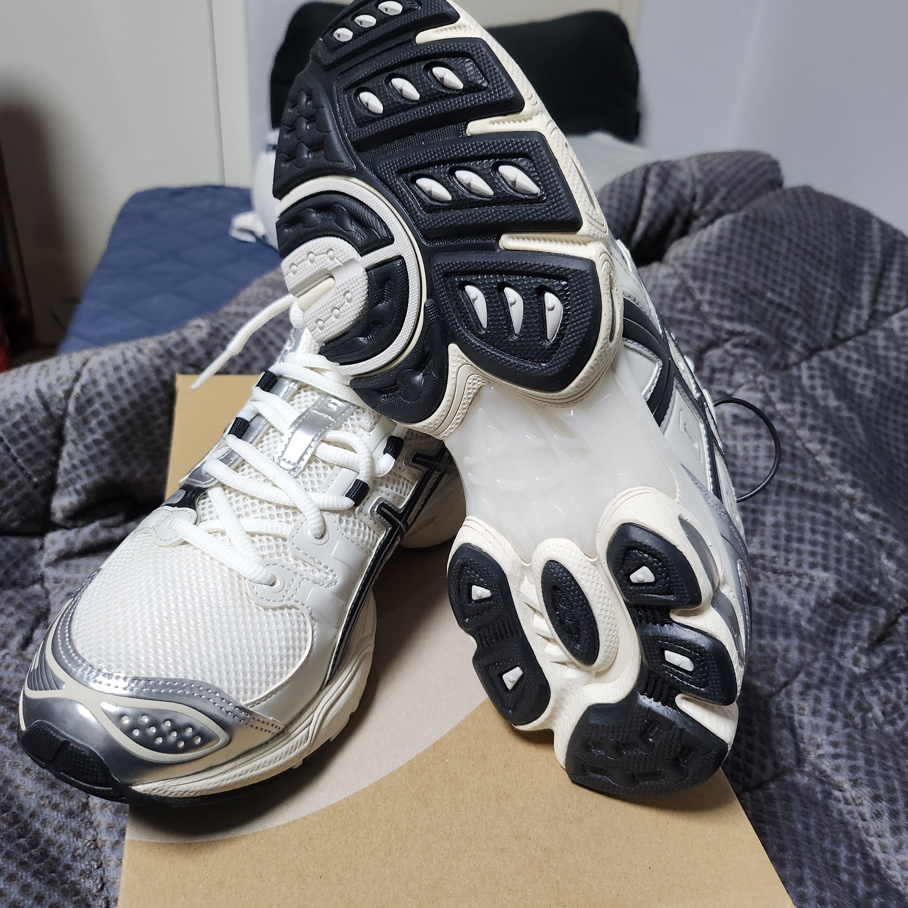 Asics Gel-Nimbus 9 Cream Black 착용 스타일 - 4