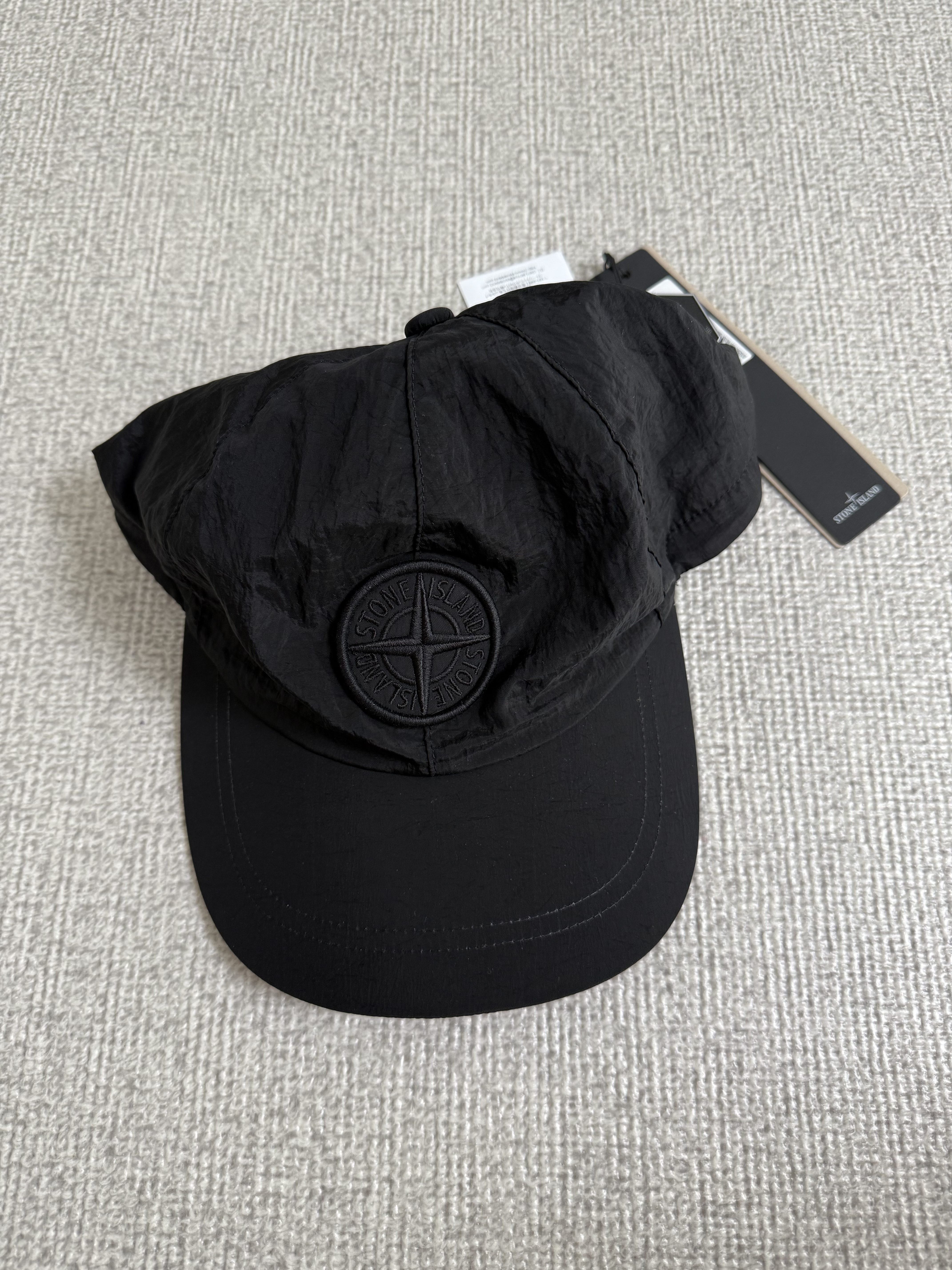 Stone Island 9100011 Nylon Metal in Econyl Baseball Cap with Drawcord Compass Embroidery Black 착용 스타일