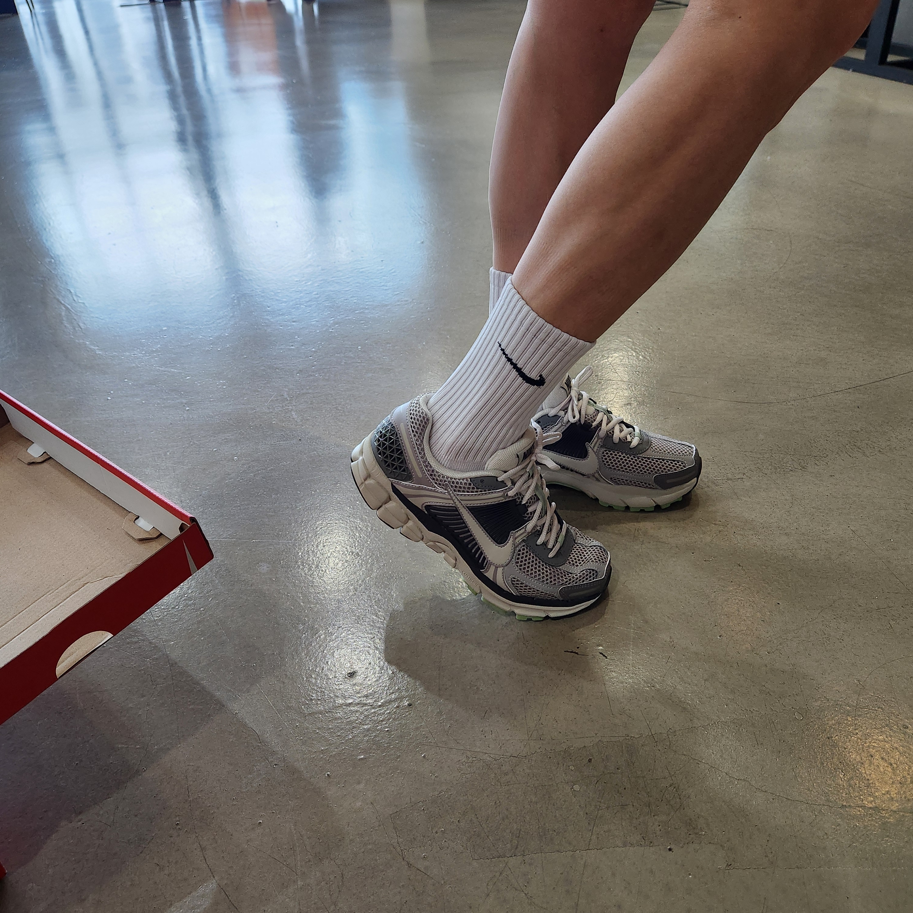 (W) Nike Zoom Vomero 5 Cobblestone and Flat Pewter 착용 스타일 - 3