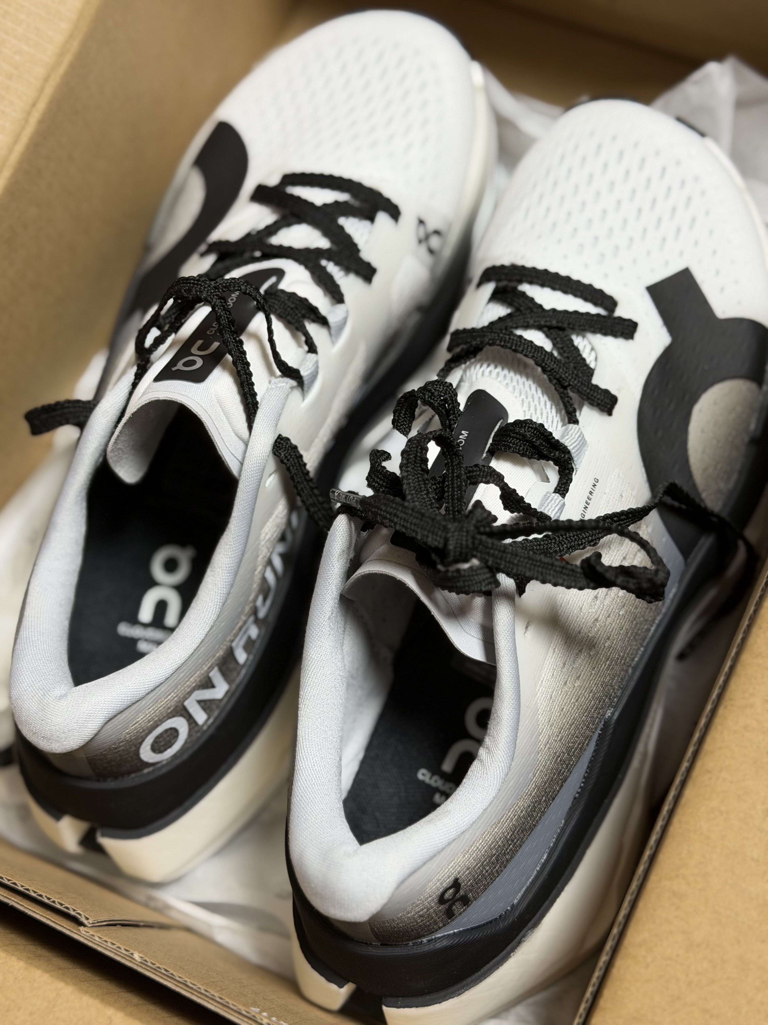 (W) On Running Cloudboom Max White Black 착용 스타일 - 1