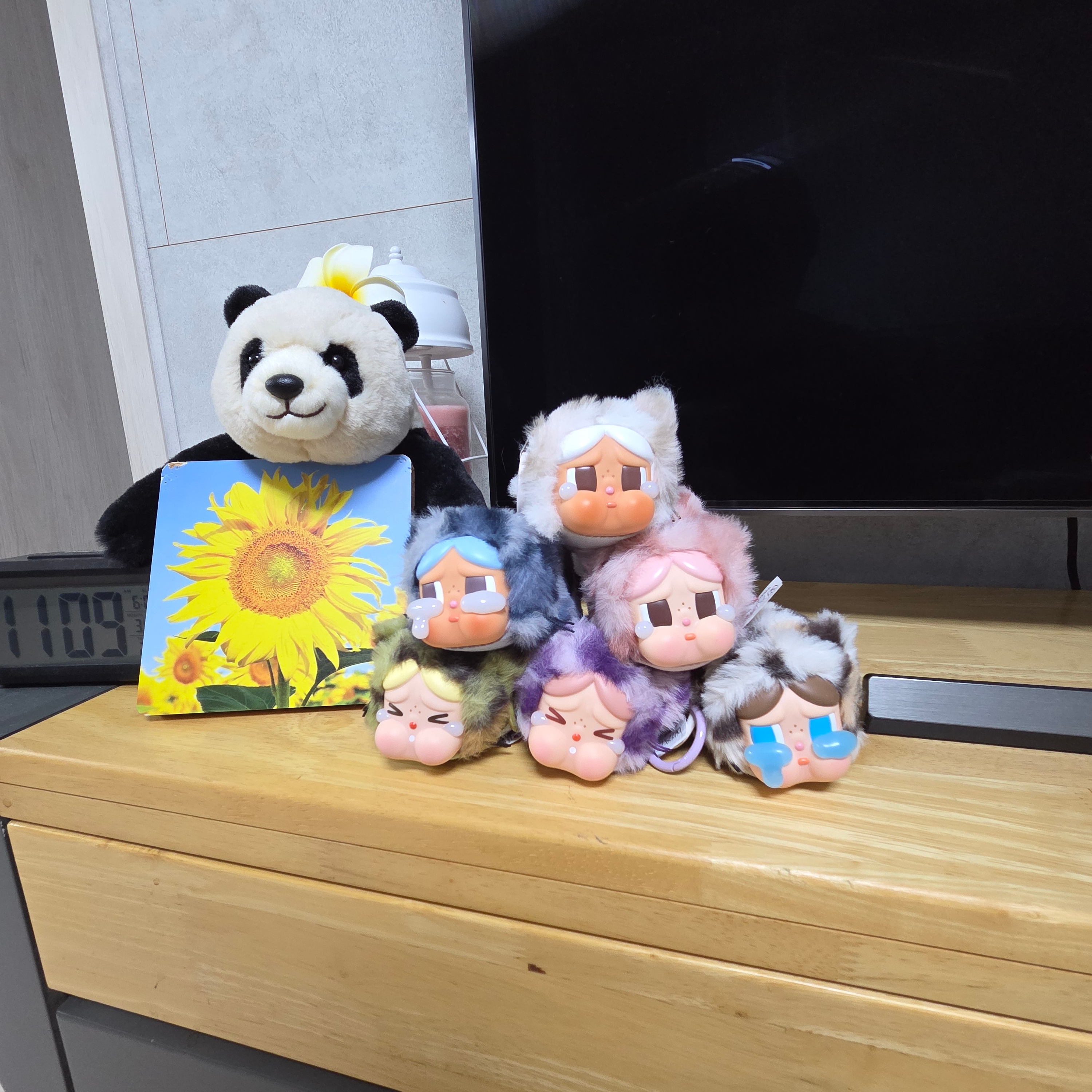 Pop Mart Crybaby Wild But Cutie Series Vinyl Plush Pendant (6 Blind Boxes) 착용 스타일