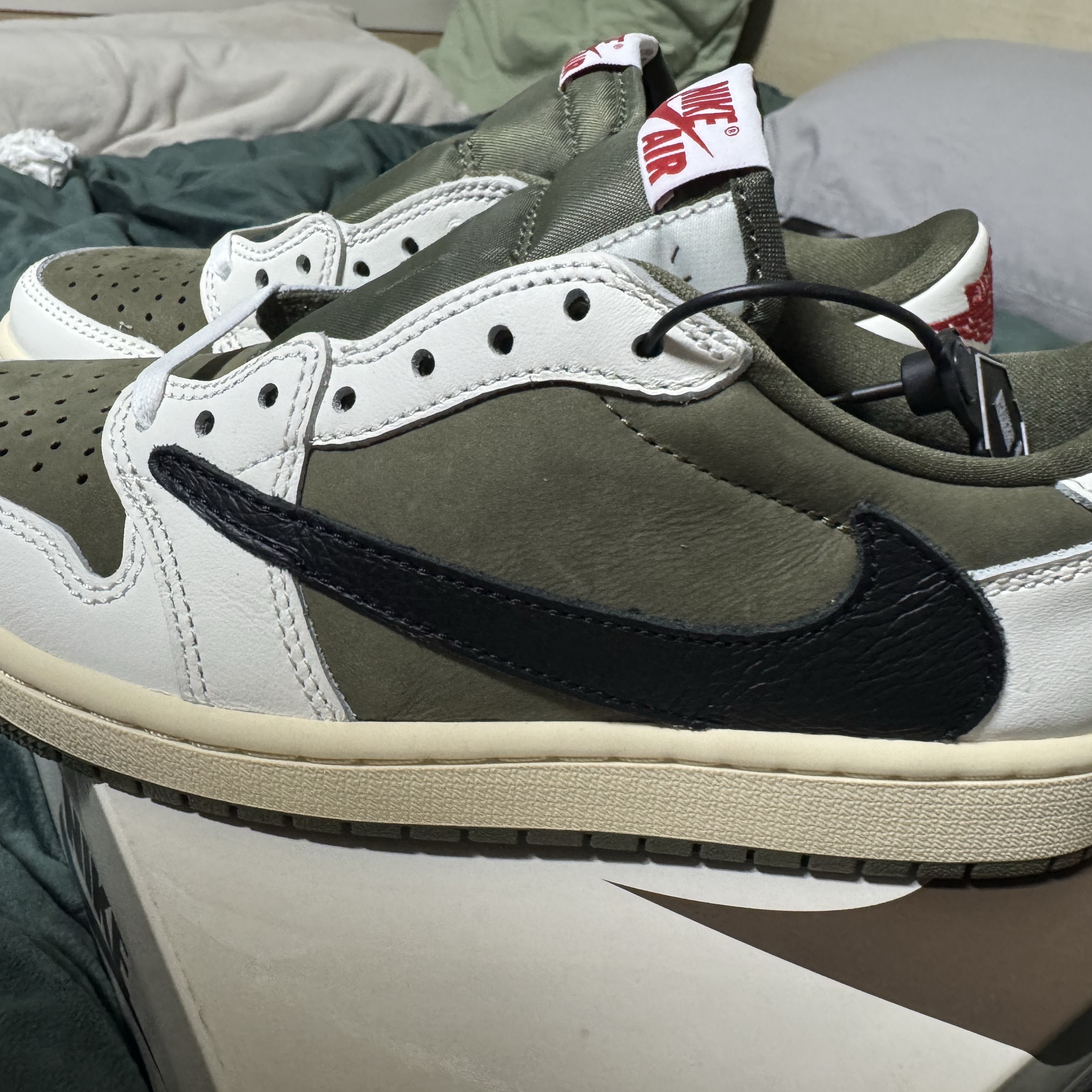 Jordan 1 x Travis Scott Retro Low OG SP Reverse Olive 착용 스타일 - 2