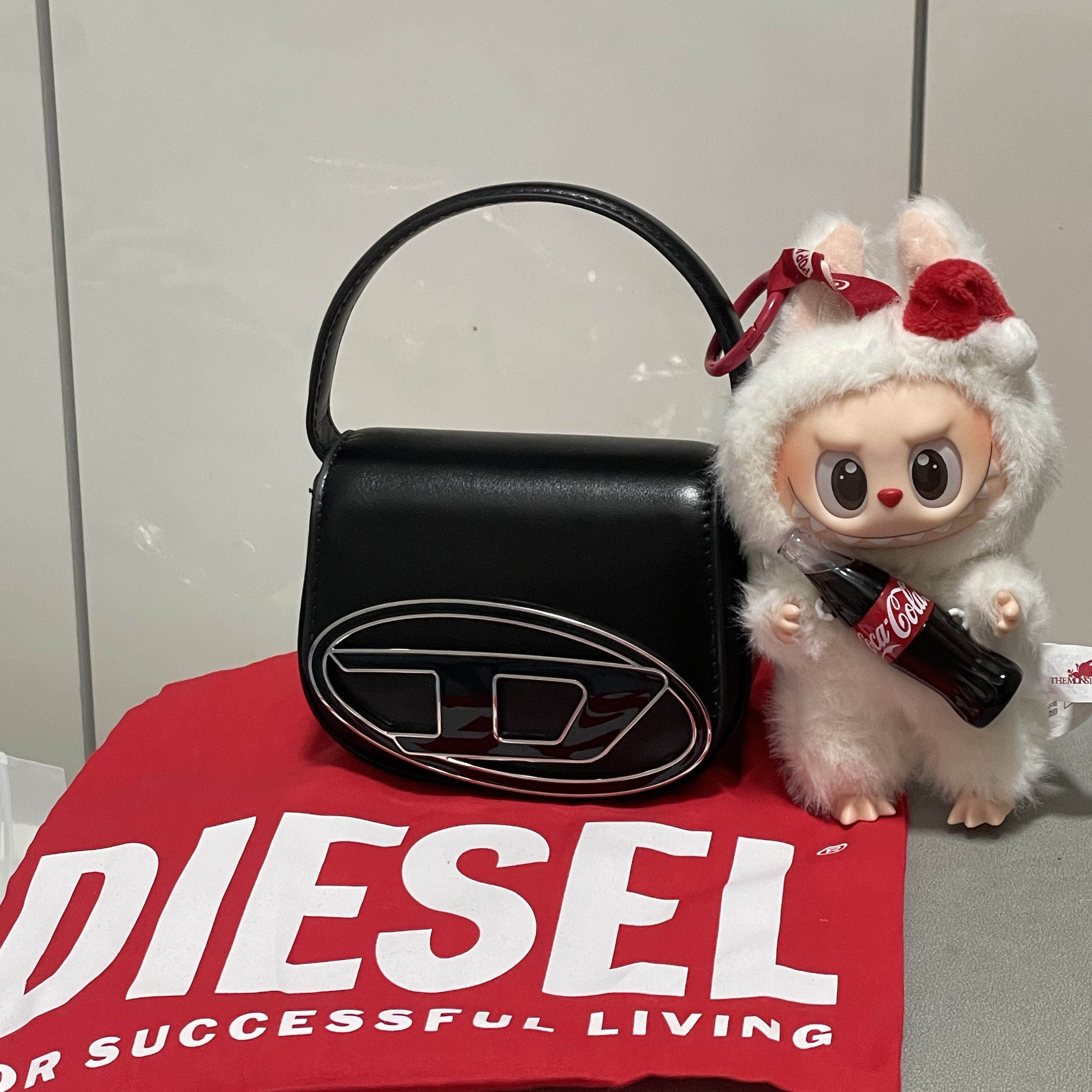 Diesel 1DR Mini Bag Plaque Black 착용 스타일